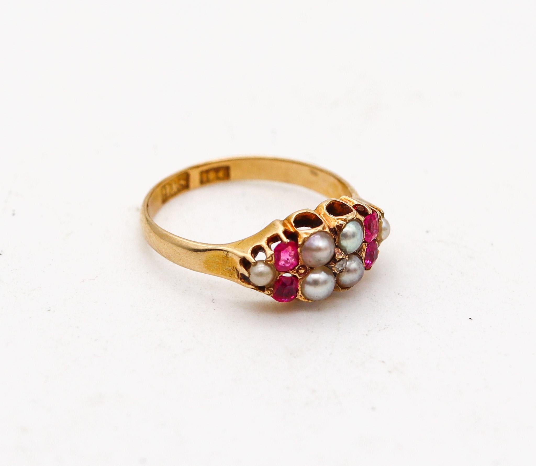 Viktorianischer Ring von 1880 aus 18 Karat Gelbgold mit Rubinen und runden weißen Perlen (Kissenschliff) im Angebot