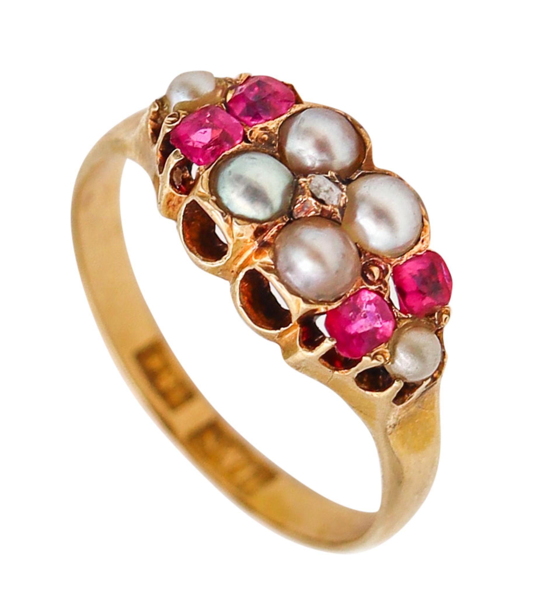 Viktorianischer Ring von 1880 aus 18 Karat Gelbgold mit Rubinen und runden weißen Perlen im Angebot