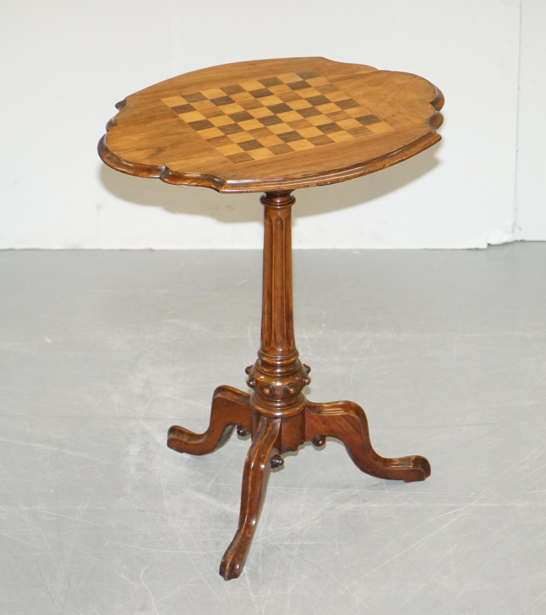 Wir freuen uns, dieses schöne kleine viktorianische 1880 Nussbaum & Mahagoni Intarsien Schachspiele Tisch zum Verkauf anbieten

Eine sehr gut aussehende gut gemacht und Funktion Möbelstück, sehr dekorativ, hat die oben herrlichen Nussbaum &