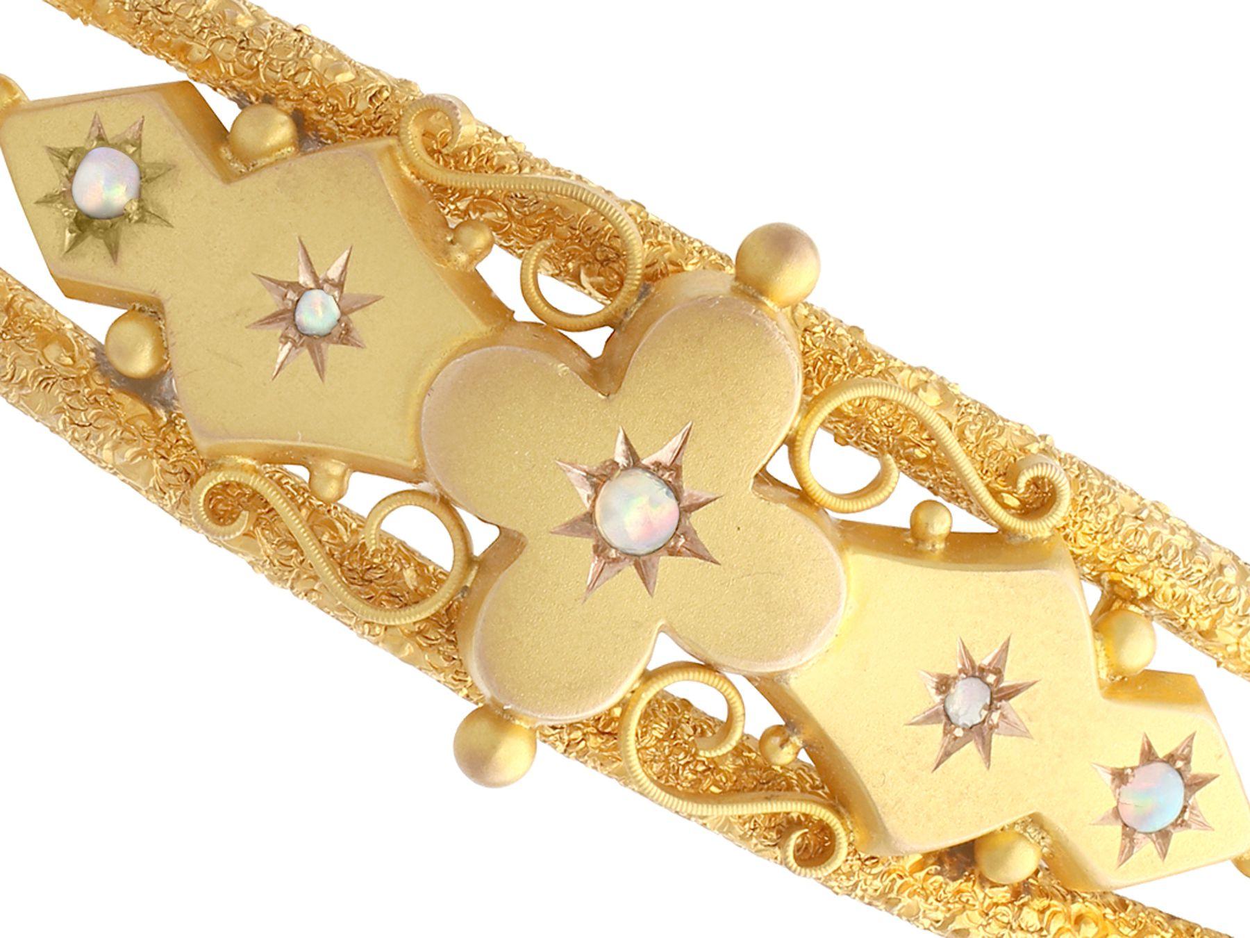 Un beau et impressionnant bracelet victorien en or jaune 9 carats, serti d'un diamant de 0,03 carat et d'une opale de 0,06 carat, qui fait partie de nos diverses collections de bijoux anciens.

Ce bracelet en opale antique, fin et impressionnant, a