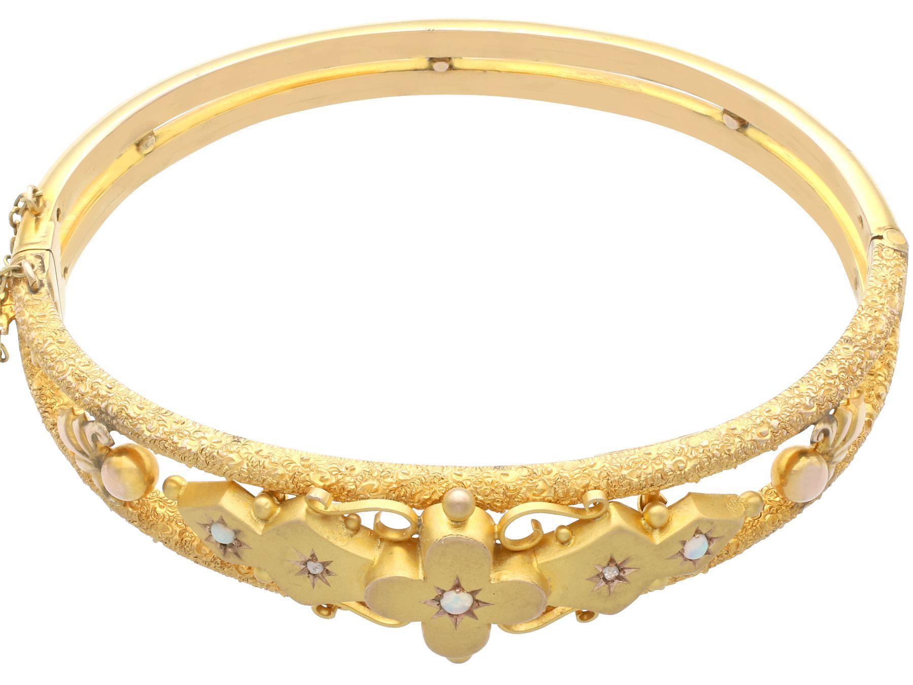 Taille cabochon Bracelet victorien en or jaune orné d'opales et de diamants en vente