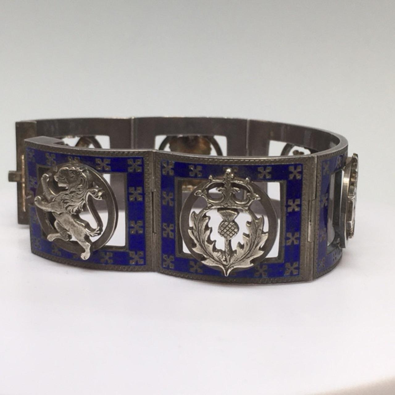 Preciosa pulsera VICTORIANA c 1880 de PLATA ESCOCESA esmaltada. Cada panel representa a un santo. Esmalte en buen estado Enviado con paquete de primera clase de USPS
En buen estado, sin indicios de reparaciones, ver fotos