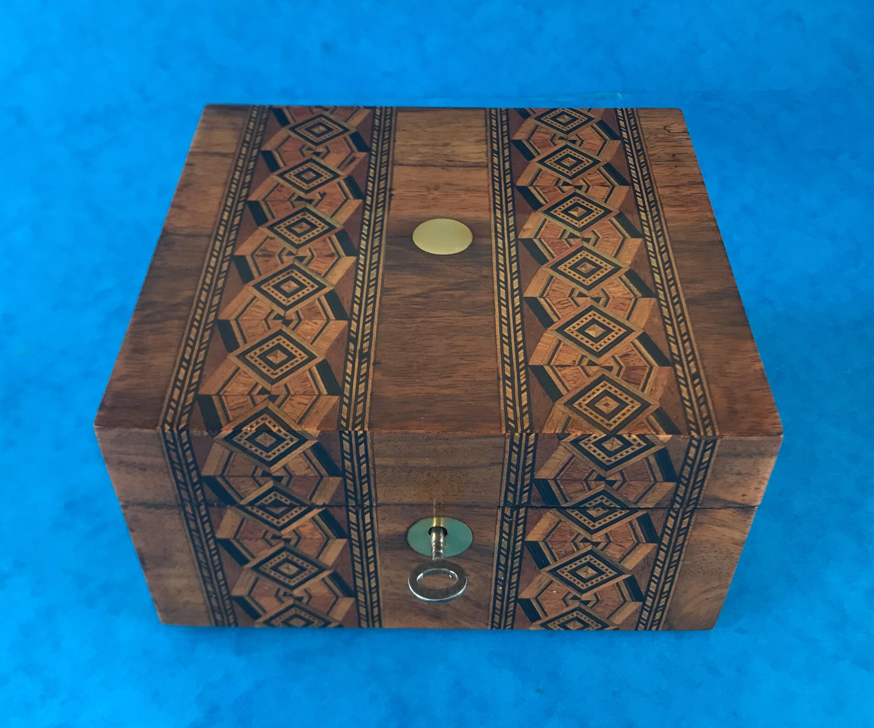 Victorian 1890-1900 Inlaid Walnut Tunbridge Ware Box In Good Condition In Windsor, Berkshire