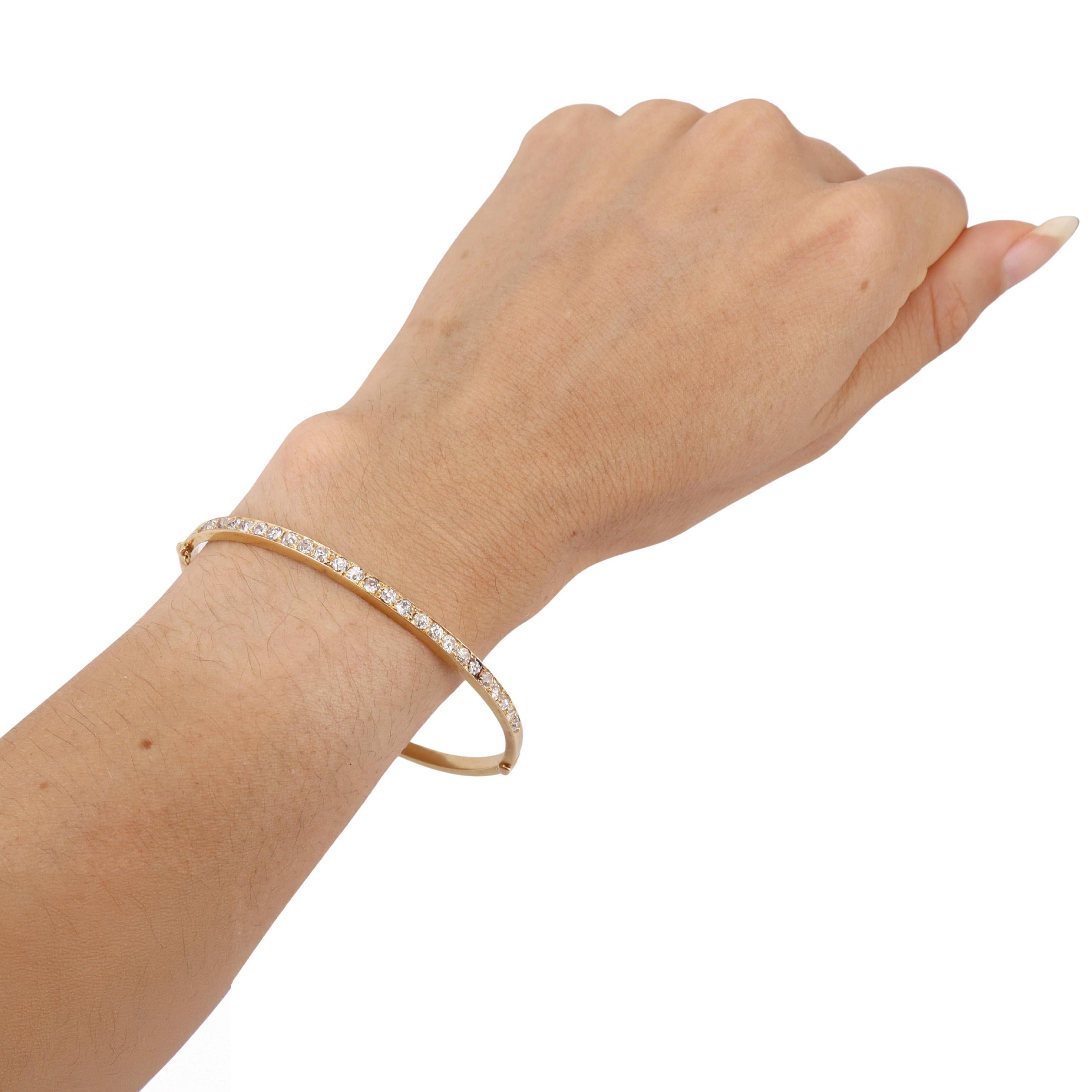 Admirez l'élégance intemporelle de ce bracelet ancien, réalisé en or jaune 18 carats et orné de 25 diamants de taille ancienne d'un poids approximatif de 2,05 carats. Couleur H-I, pureté VS-SI2. Ce bracelet est un véritable témoignage de la beauté