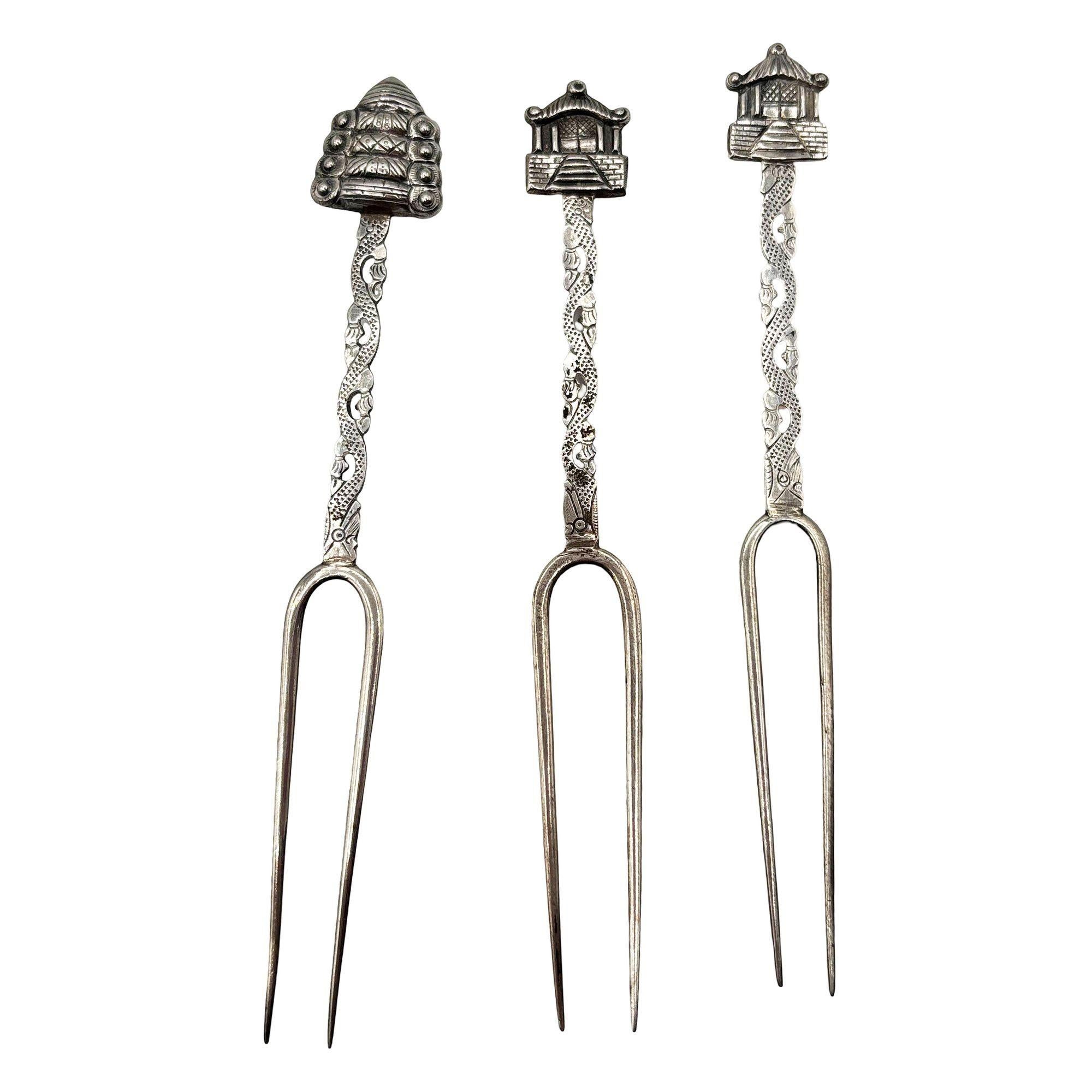 For your consideration, we have this beautiful Chinese export silver pickle fork, made by Kwong Man Shing of Hong Kong. The fork features an Asian-style building handle with voided characters to the tip, being of good quality and gauge throughout. A