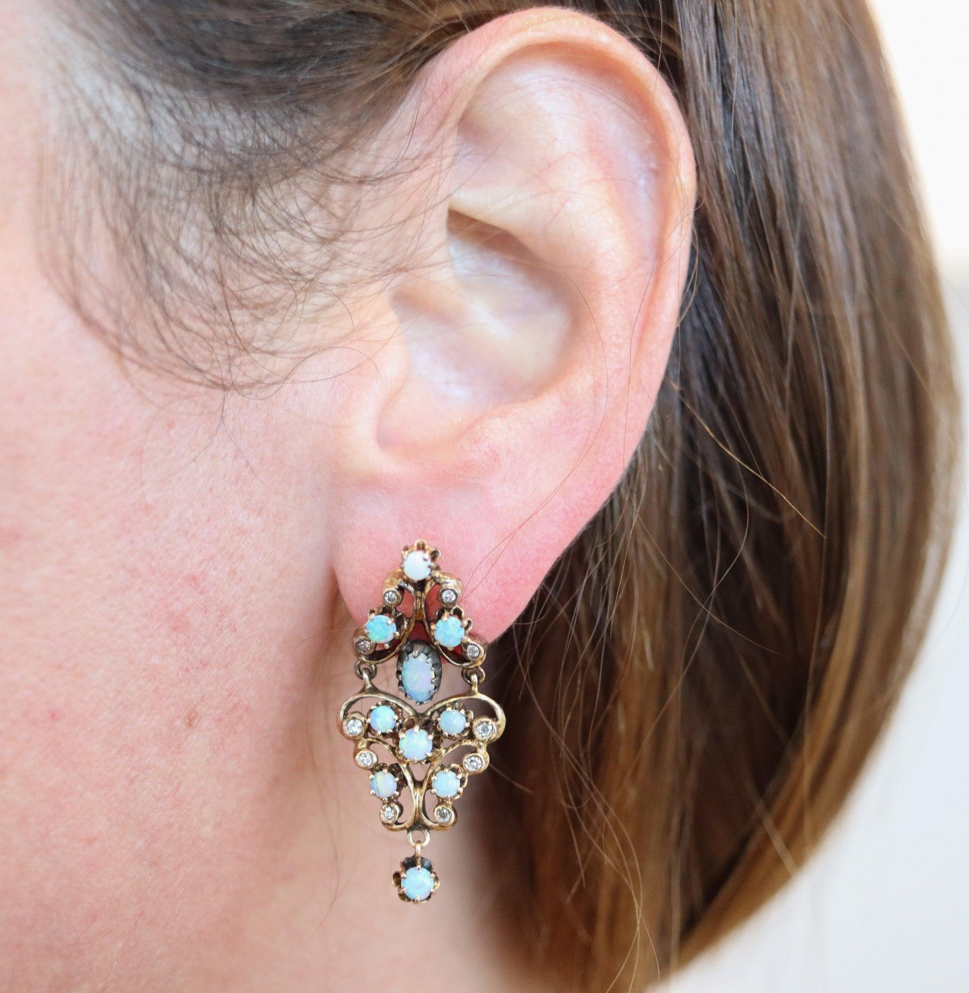 Boucles d'oreilles pendantes victoriennes avec une opale précieuse.

Il s'agit d'une magnifique paire de boucles d'oreilles pendantes anciennes créées en Angleterre à la fin de la période victorienne, entre 1880 et 1890. Ces boucles d'oreilles