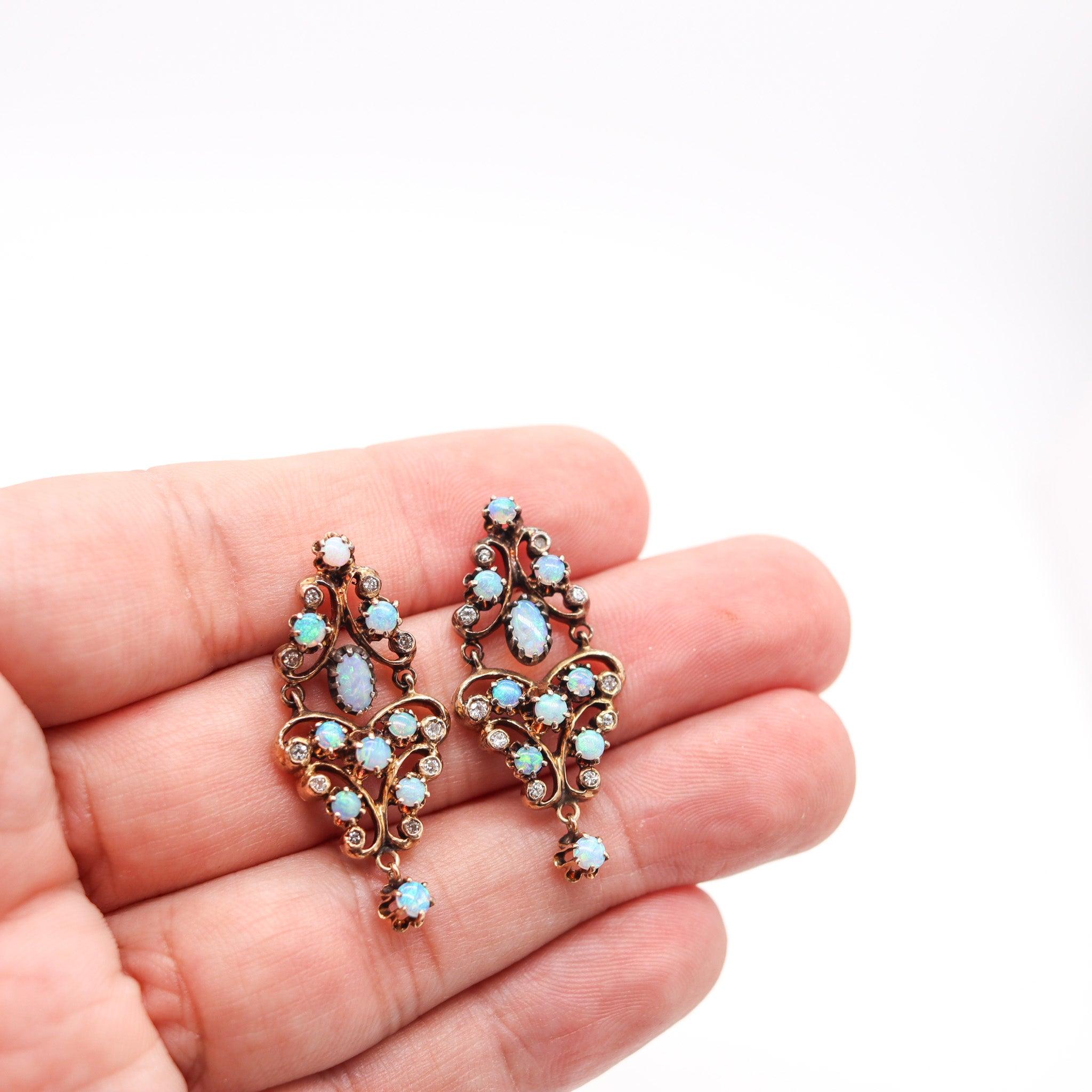 VICTORIAN 1890 Dangle Earrings In 18Kt Yellow Gold Precious-Opals & Diamonds Pour femmes en vente