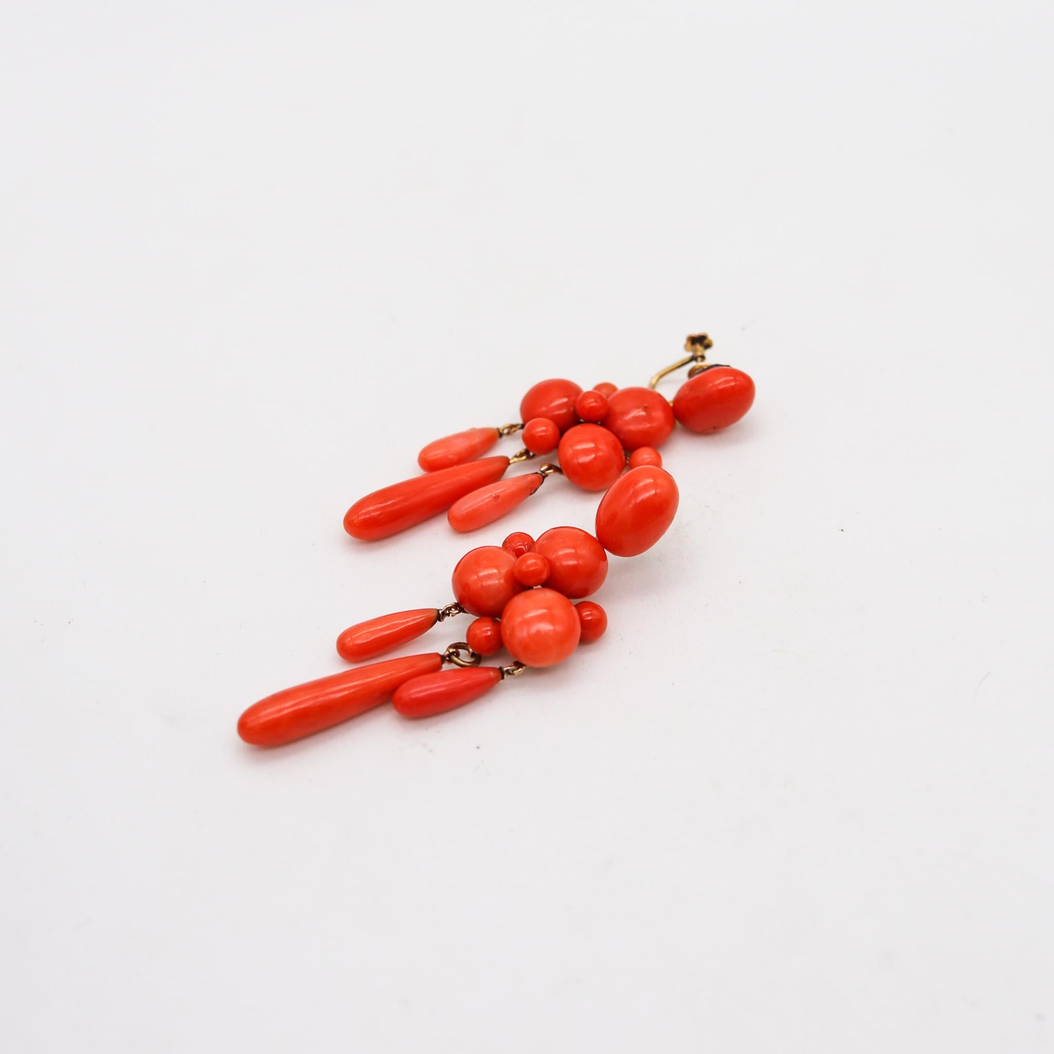 Paire de boucles d'oreilles pendantes de style victorien avec du corail napolitain.

Magnifiques boucles d'oreilles pendantes anciennes avec des coraux rouges, créées à Naples en Italie pendant la période victorienne, dans les années 1890. Cette