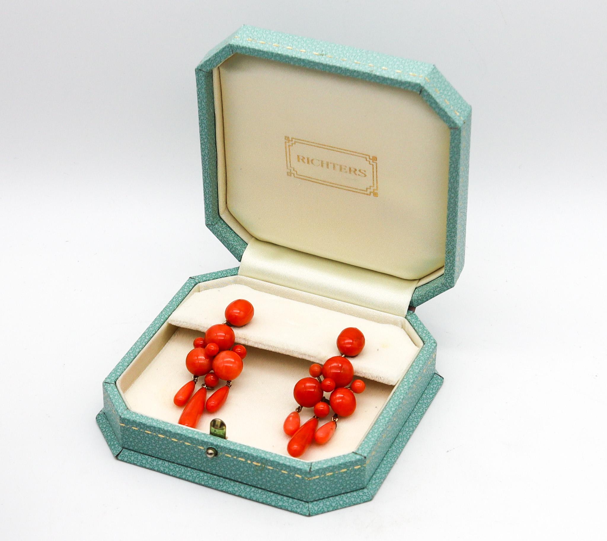 Pendants d'oreilles italiens victoriens 1890 en or jaune 4 carats avec corails rouges Pour femmes en vente