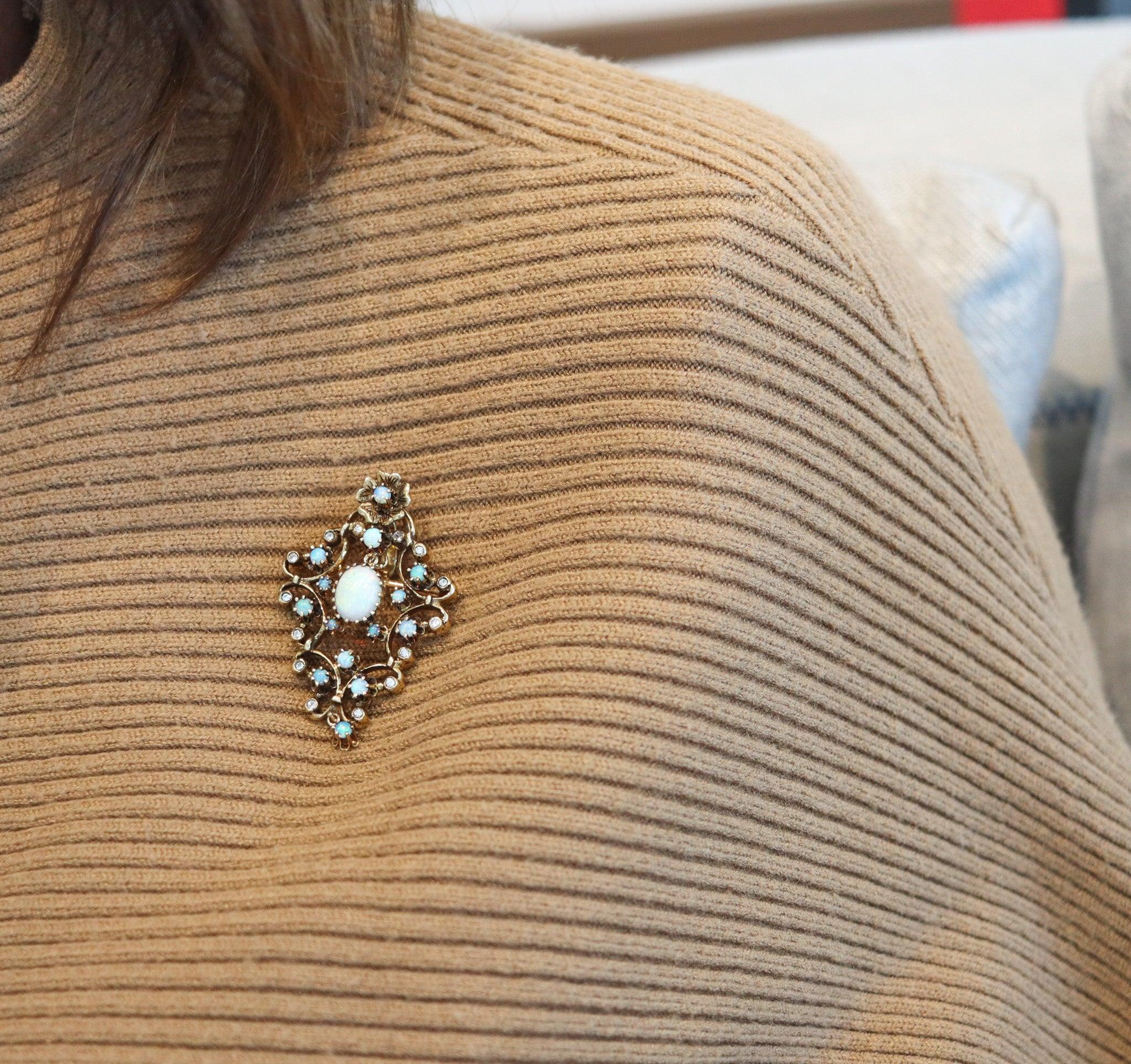 Viktorianische Anhänger-Brosche mit einem kostbaren Opal.

Dies ist eine schöne Anhänger-Brosche, die in England während der späten viktorianischen Periode, zwischen 1880 und 1890, hergestellt wurde. Die ungewöhnliche Anhänger-Brosche ist aus