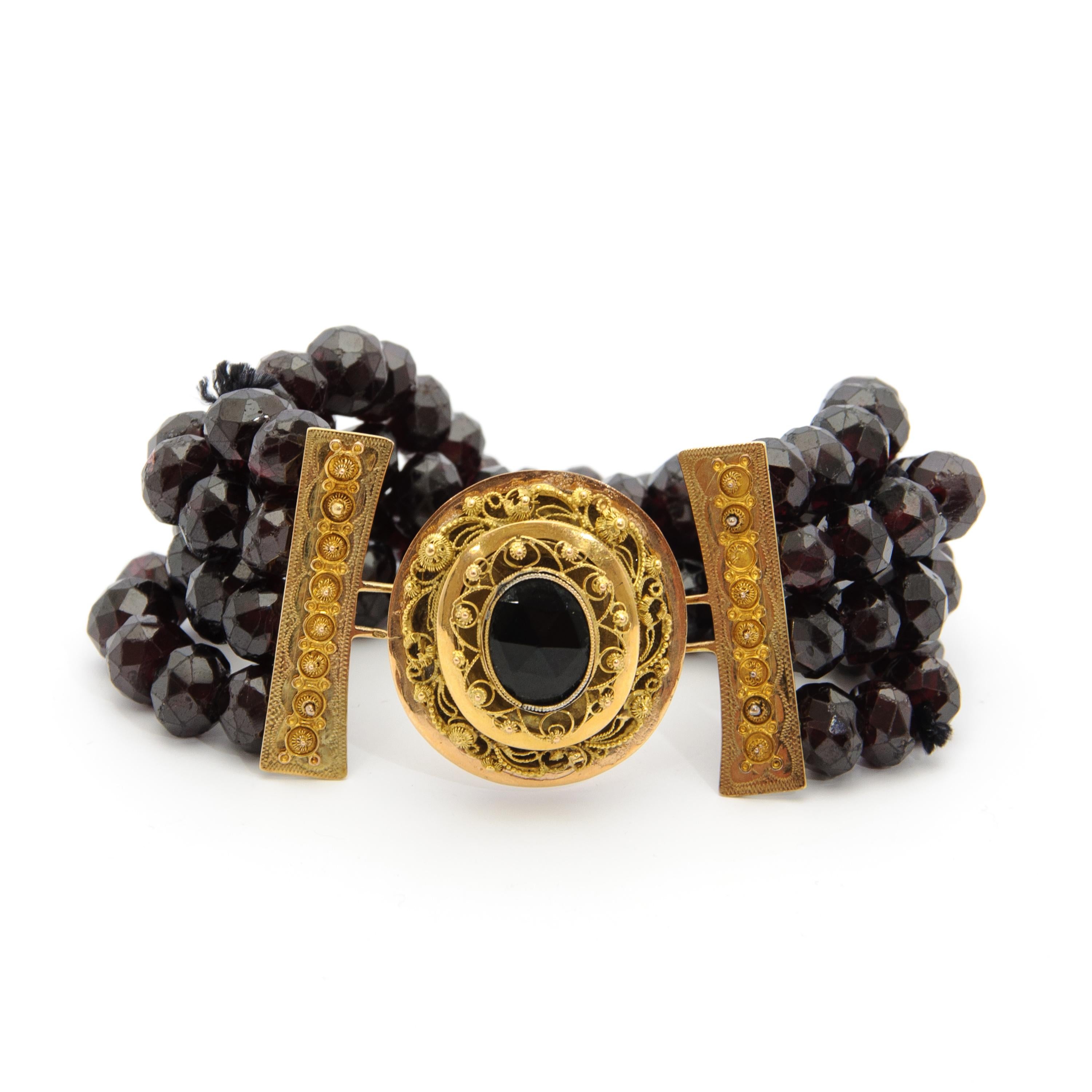 Mehrreihiges antikes Armband aus Granat und 14K Gold im Angebot 1