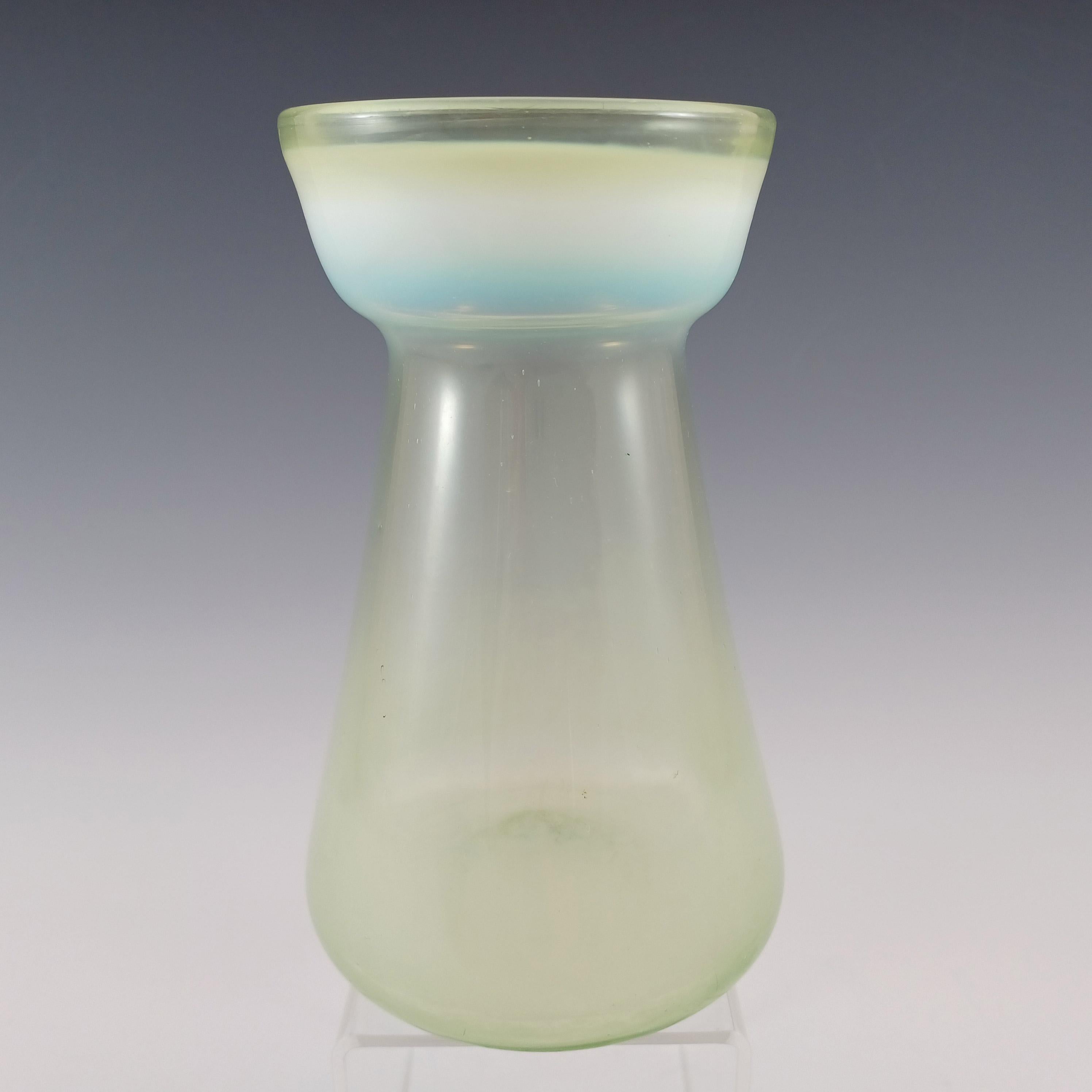 Impresionante jarrón victoriano de cristal antiguo. De vidrio amarillo opalescente, con borde de bandas blancas opalescentes. Brilla de color verde bajo la luz ultravioleta, pero no estoy seguro de si se debe al contenido de uranio. El brillo es más