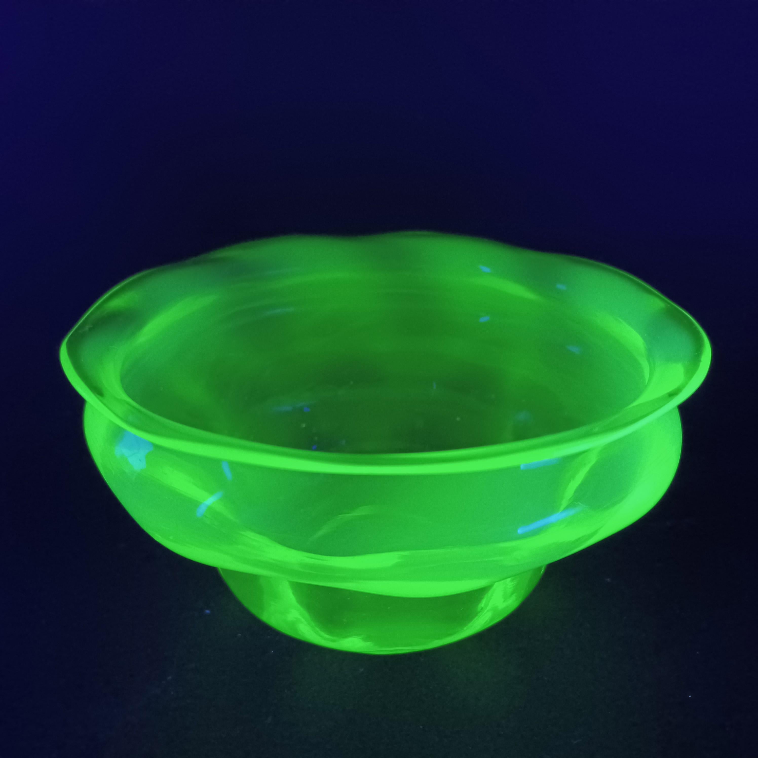Hand-Crafted Victorian 1890's Vaseline Uranium Opalescent Glass Bowl For Sale