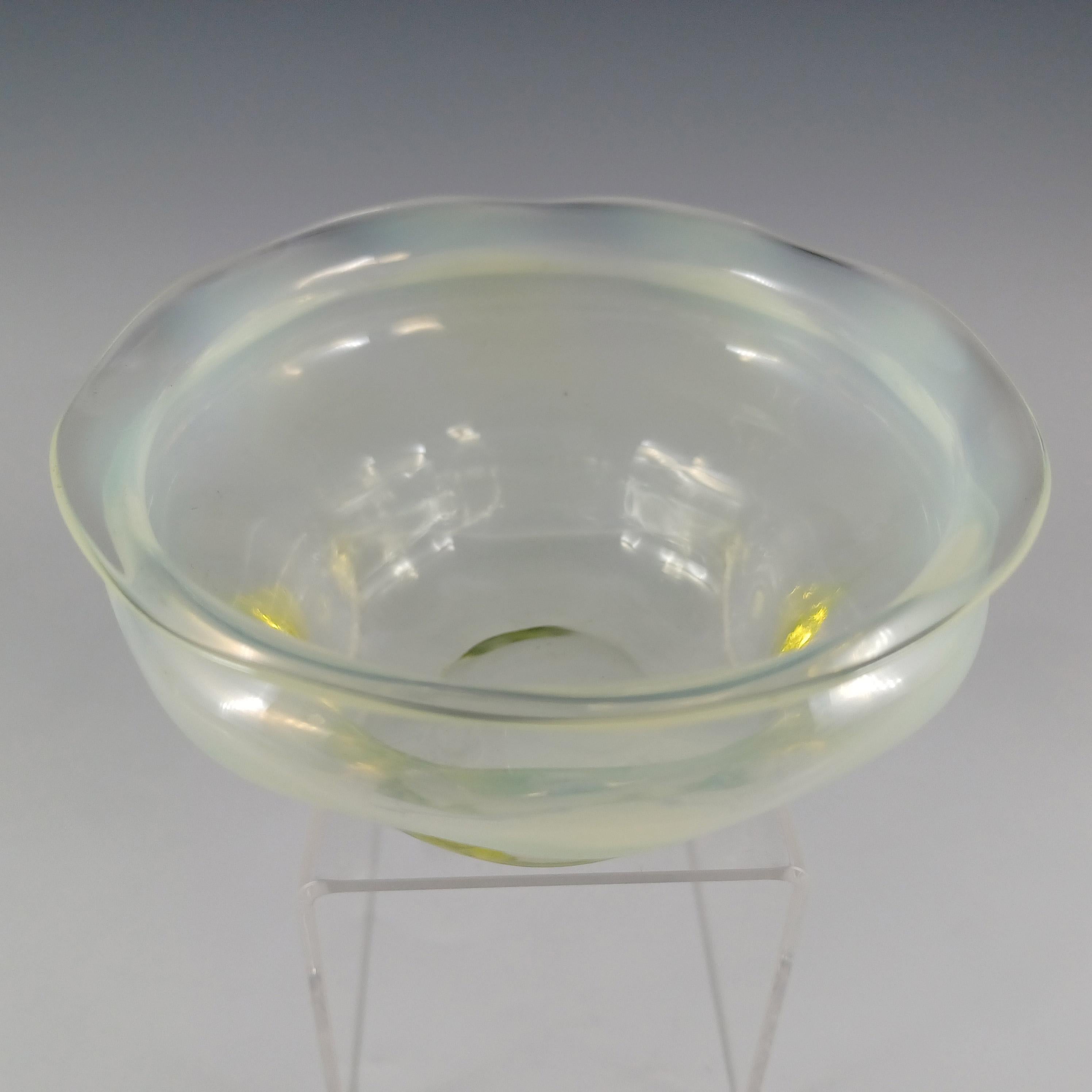 Victorian 1890's Vaseline Uranium Opalescent Glass Bowl In Good Condition For Sale In Bolton, GB
