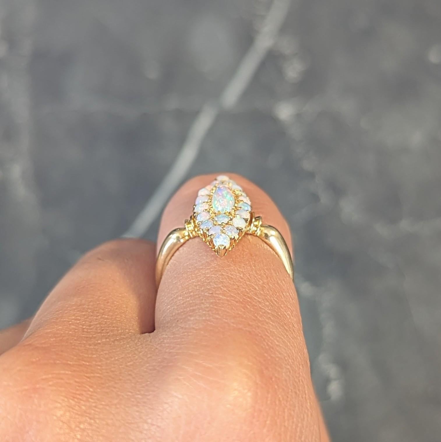 Bague grappe victorienne en or jaune 18 carats avec opale cabochon ancienne de 1897 en vente 10