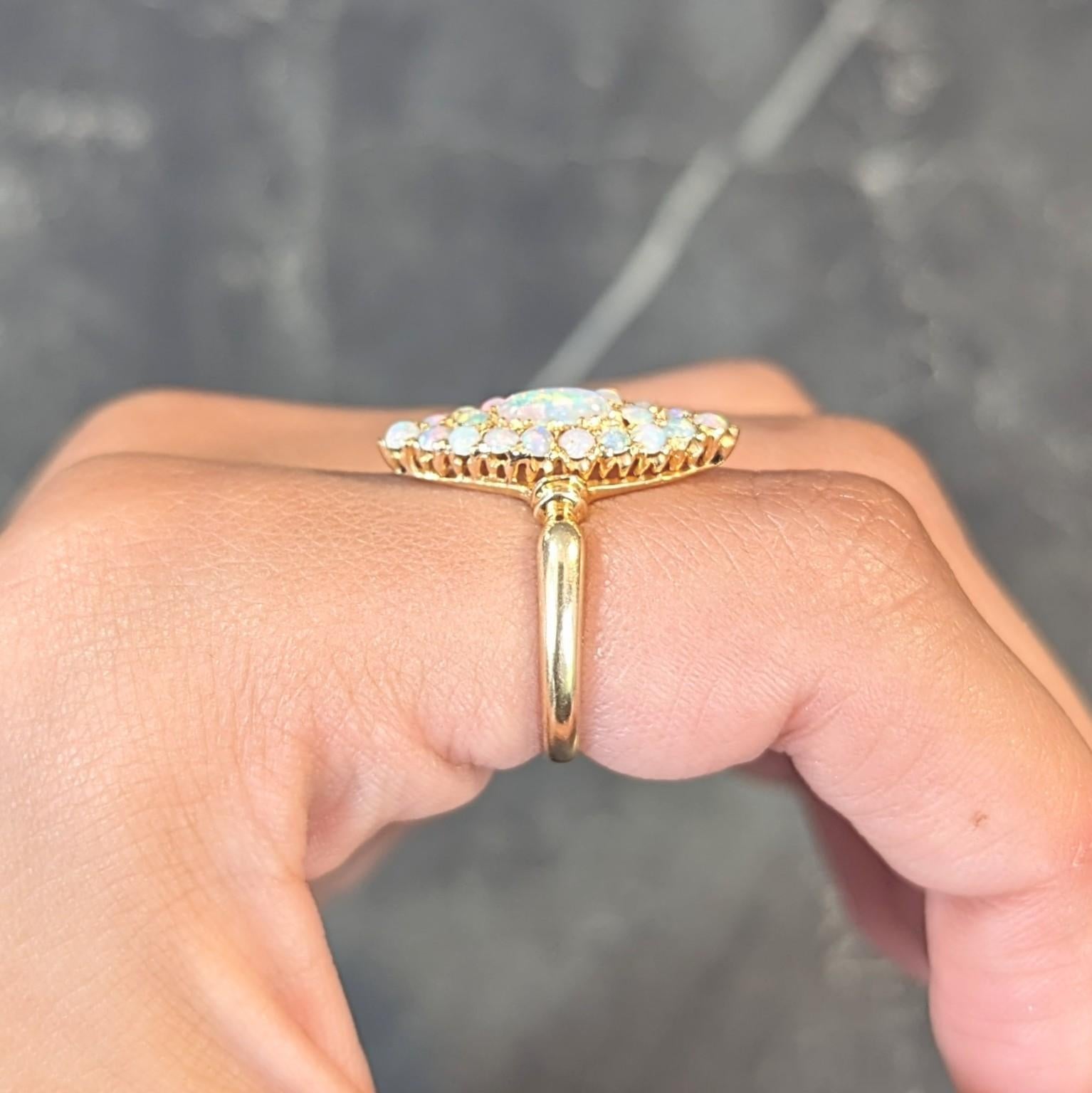 Bague grappe victorienne en or jaune 18 carats avec opale cabochon ancienne de 1897 en vente 11