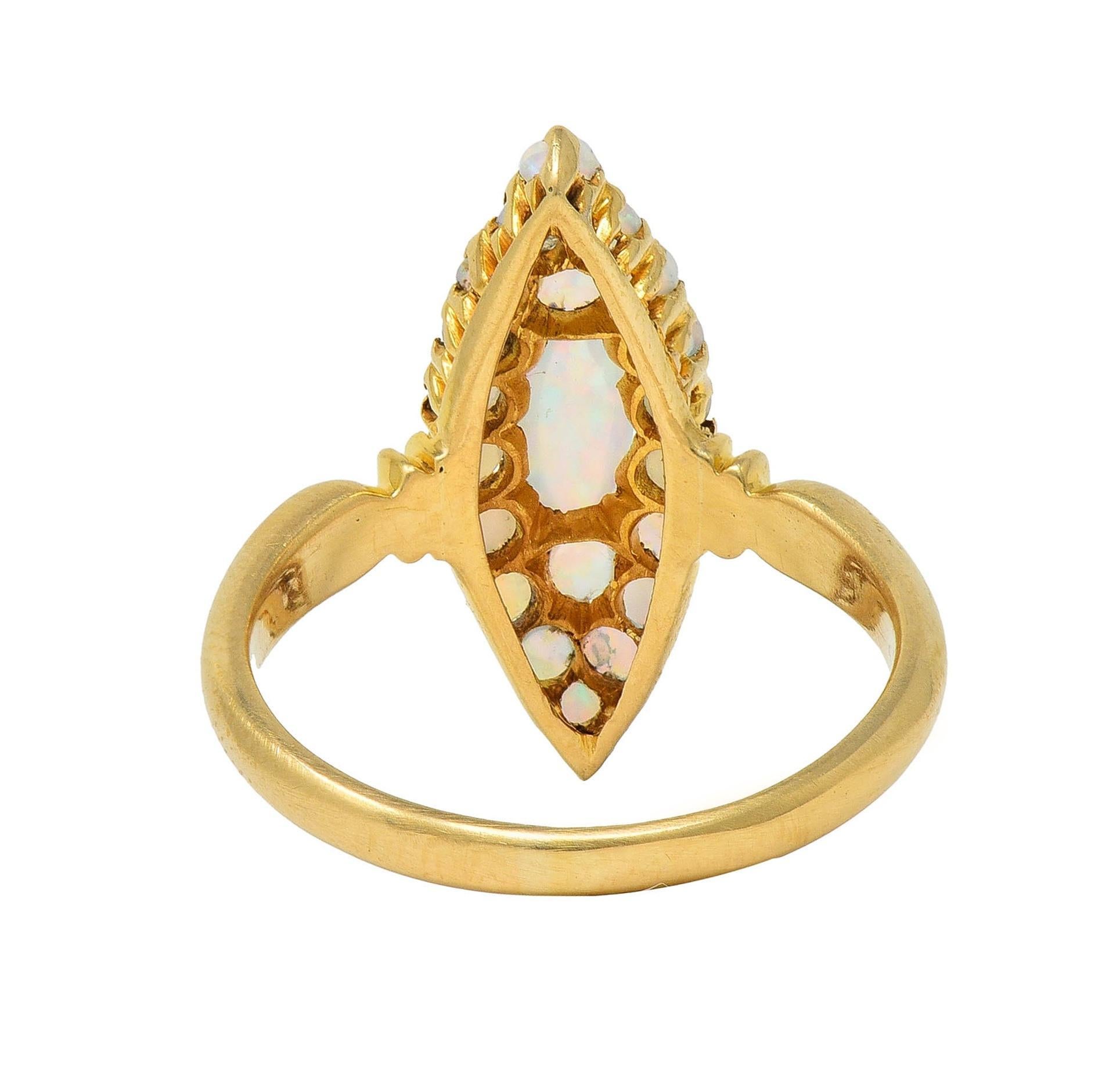 Bague grappe victorienne en or jaune 18 carats avec opale cabochon ancienne de 1897 Unisexe en vente