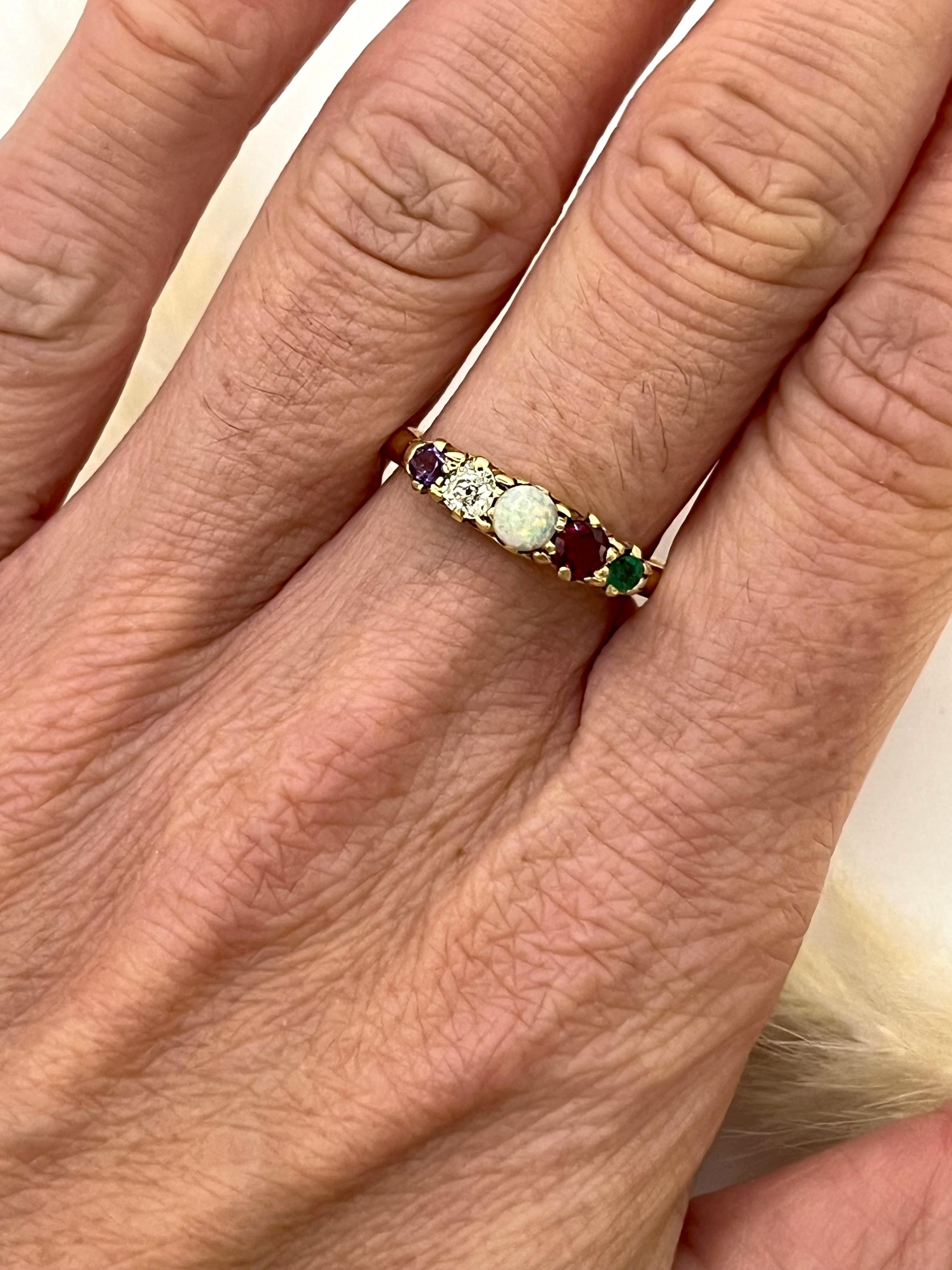 Anello antico Adore 

Oro giallo 18ct stampato

Circa 1900

Ti presentiamo questo splendido anello ADORE antico in oro giallo 18ct, una vera e propria epitome di eleganza e charme. Questo favoloso anello acrostico vittoriano è caratterizzato da 