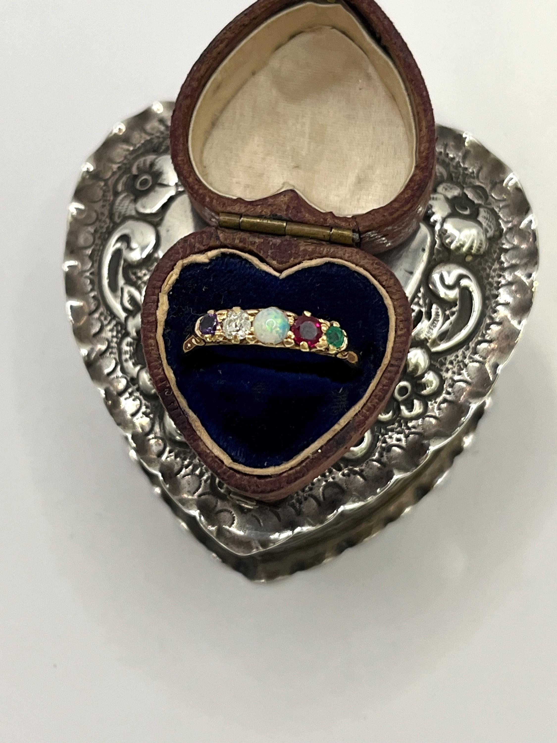 Edoardiano Anello acrostico vittoriano in oro 18ct, ADORE Ametista, Diamante, Opale, Rubino e Smeraldo in vendita