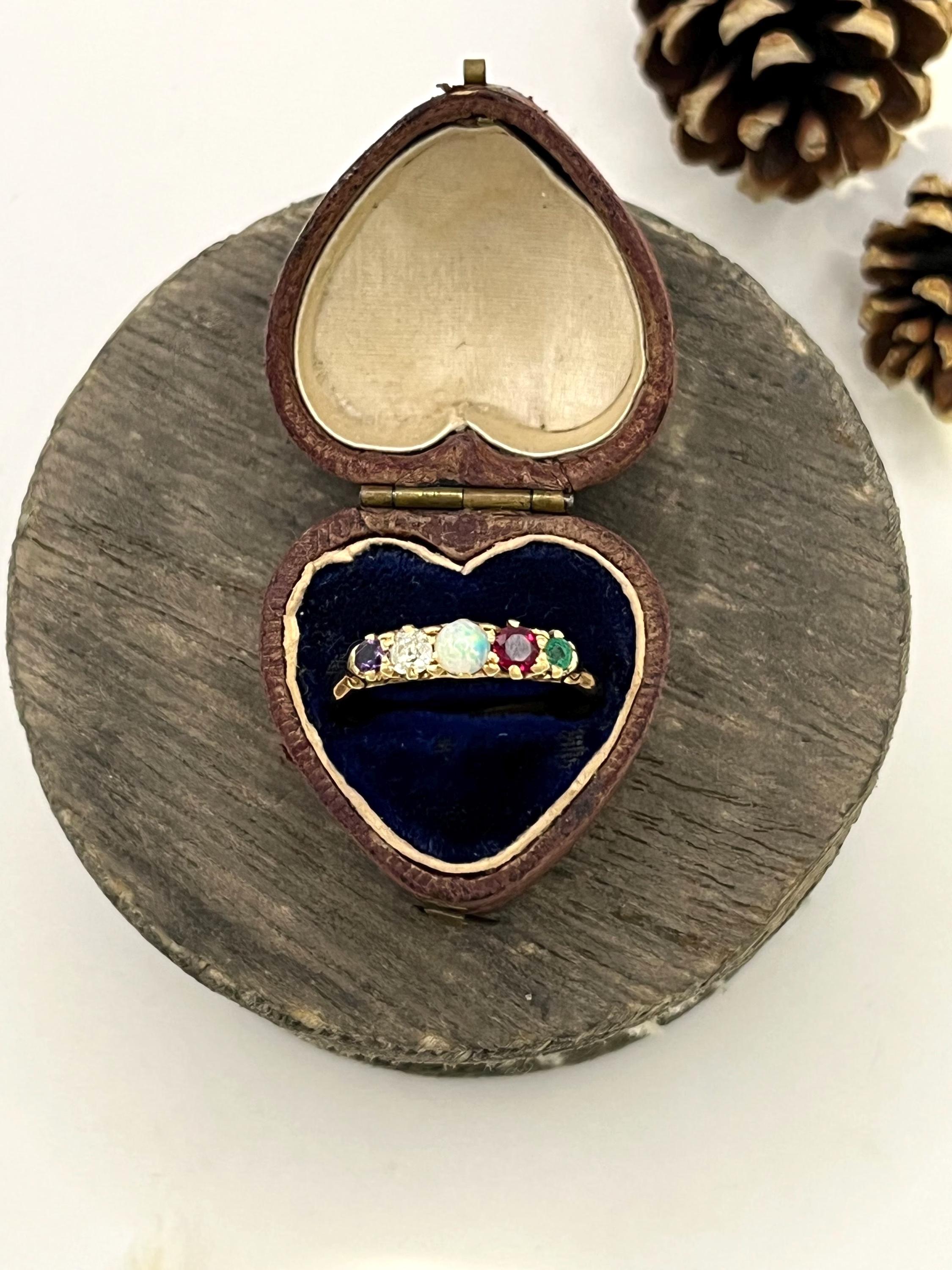 Taglio rotondo Anello acrostico vittoriano in oro 18ct, ADORE Ametista, Diamante, Opale, Rubino e Smeraldo in vendita