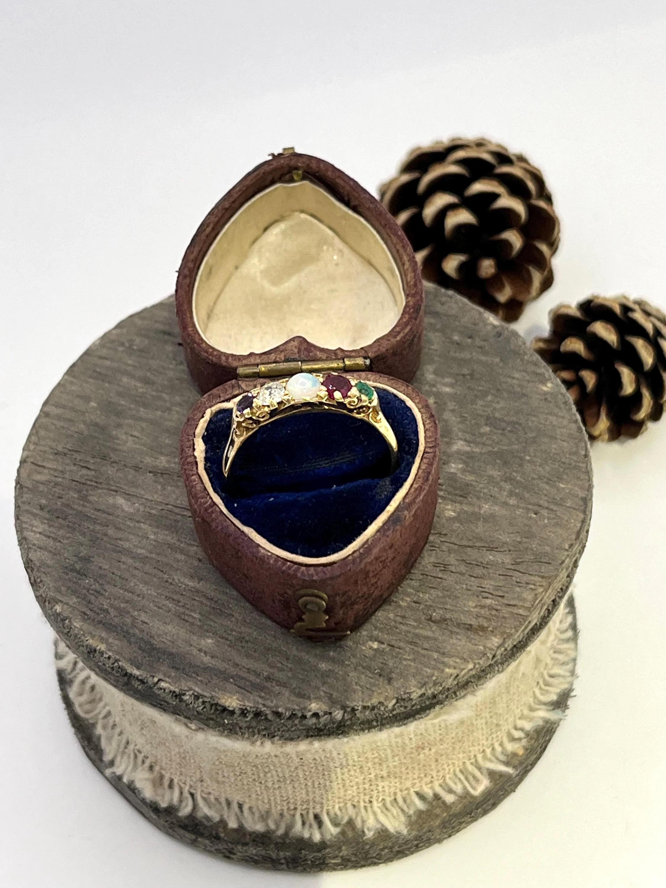 Anello acrostico vittoriano in oro 18ct, ADORE Ametista, Diamante, Opale, Rubino e Smeraldo In condizioni buone in vendita a Brighton, GB