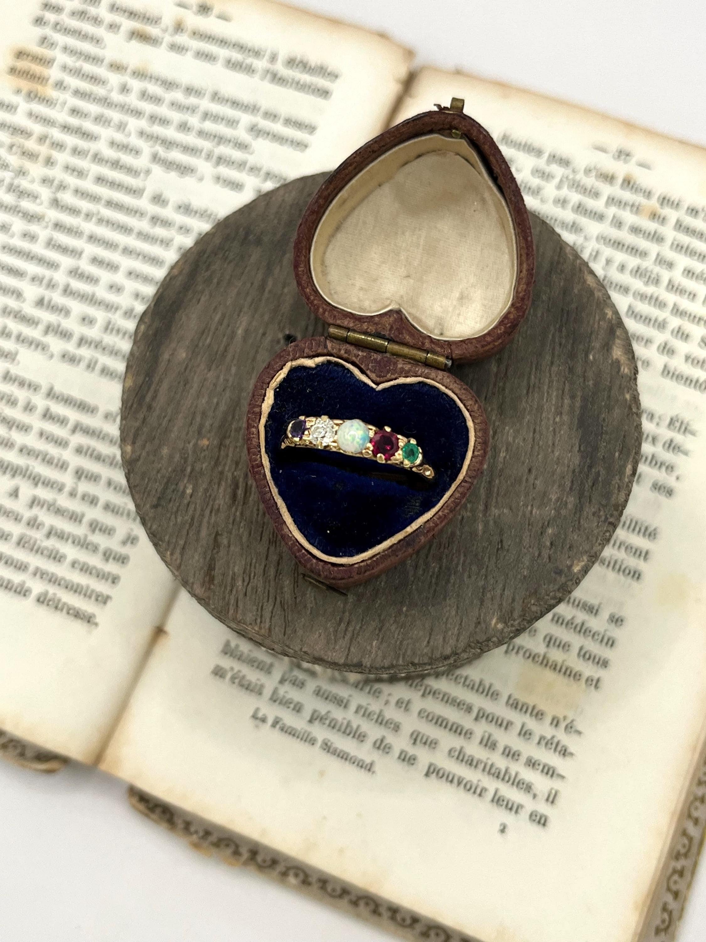 Anello acrostico vittoriano in oro 18ct, ADORE Ametista, Diamante, Opale, Rubino e Smeraldo in vendita 1
