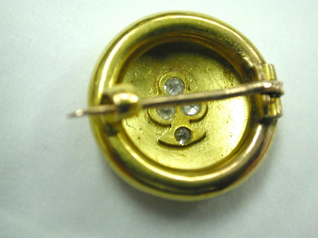  Viktorianische Brosche in Form eines Knopfes aus 18 Karat Gold, besetzt mit 4 Diamanten, um 1880.
Die Diamanten sind wie auf einer Spielkarte in einer Kreuzform angeordnet.
Das Gold ist sehr dick und hinter den Diamanten ist eine zusätzliche