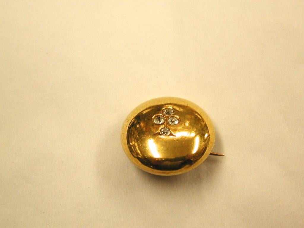 Victorianische viktorianische Brosche aus 18 Karat Gold in Form einer Knopfleiste mit 4 Diamanten, um 1880 (Spätviktorianisch) im Angebot