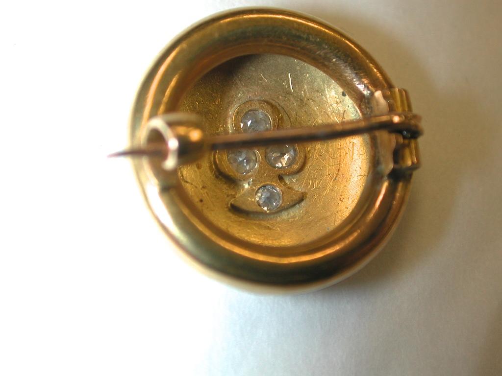 Victorianische viktorianische Brosche aus 18 Karat Gold in Form einer Knopfleiste mit 4 Diamanten, um 1880 (Alteuropäischer Brillantschliff) im Angebot