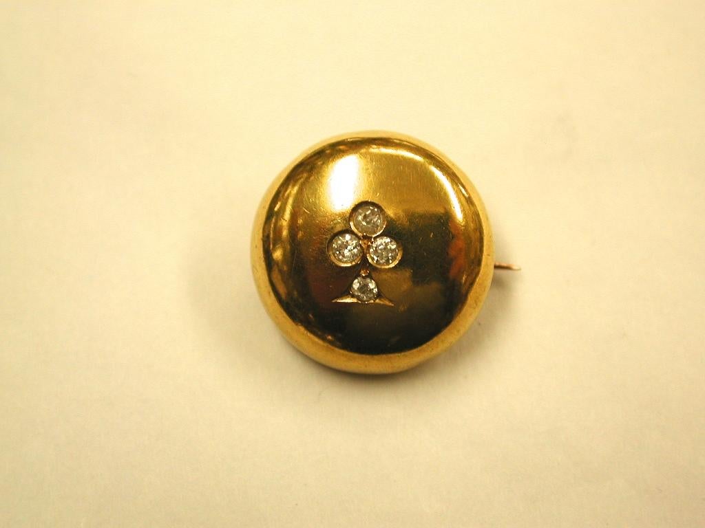 Victorianische viktorianische Brosche aus 18 Karat Gold in Form einer Knopfleiste mit 4 Diamanten, um 1880 Damen im Angebot