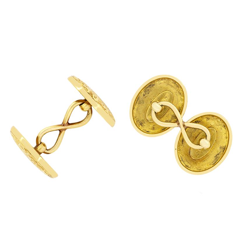 Risalente al 1880, questo bellissimo set di gemelli e bottoni è realizzato in oro giallo 18 carati. I gemelli e la parte superiore di ogni bottone sono decorati con un intricato motivo ad acanto, per creare un set di gemelli meravigliosamente