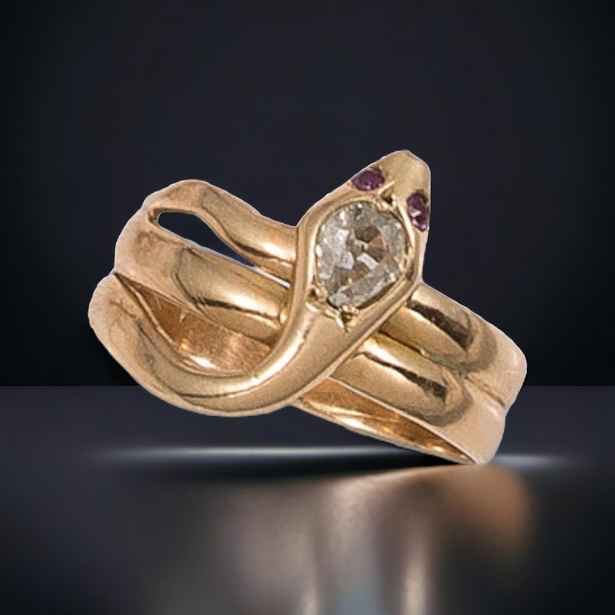Antiker viktorianischer Diamant-Rubin-Schlangenring 18ct Gold.
Dieser schöne Ring aus der Mitte des viktorianischen Zeitalters ist aus glänzendem 18-karätigem Gelbgold gefertigt und fein poliert, um eine wunderbar helle Oberfläche zu