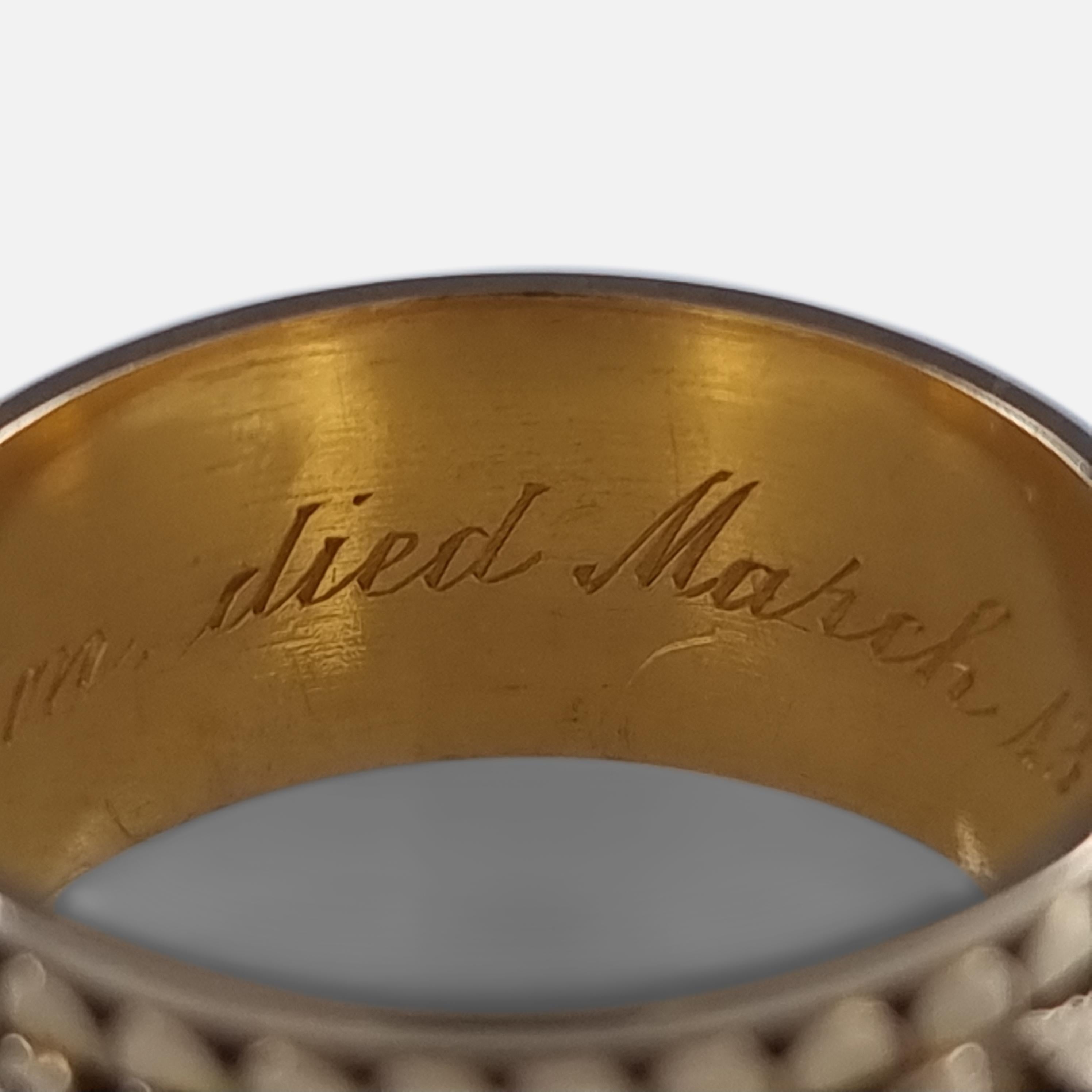 Viktorianischer Memorial-Ring aus 18 Karat Gold mit Gravur, 1893 im Angebot 4