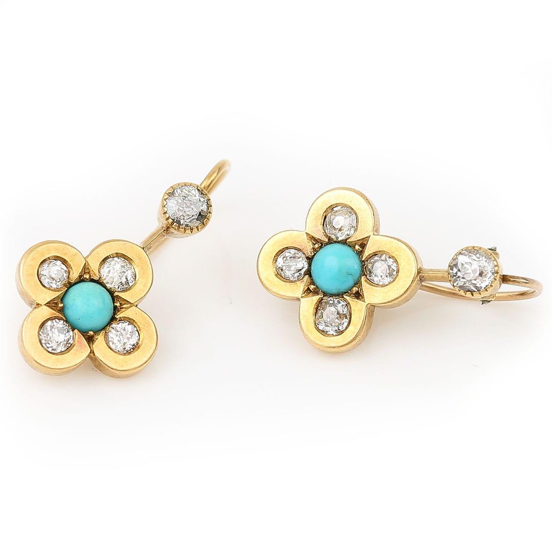 Ein fabelhaftes Paar von 18ct Gelbgold alt geschliffenen Diamanten und Cabochon Türkis quatrefoil Tropfen Ohrringe aus circa 1880. Der Körper dieser entzückenden Ohrringe besteht aus einem massiven goldenen Vierpass, der an jeder Ecke mit Diamanten