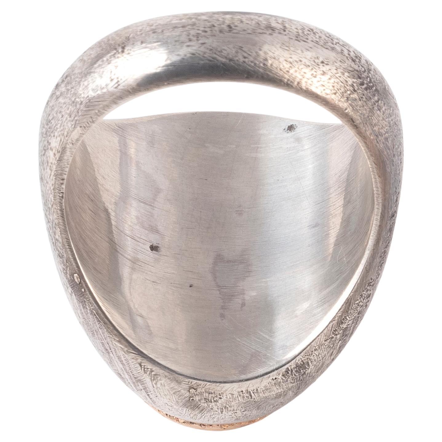 Un anello in oro e argento 18ct di buona qualità, realizzato intorno al 1880. È stato incastonato con un diaspro verde con un'incisione di un uccello. È difficile dire quale sia il tipo di uccello, ma ha delle buone code.

Dimensione superiore 12