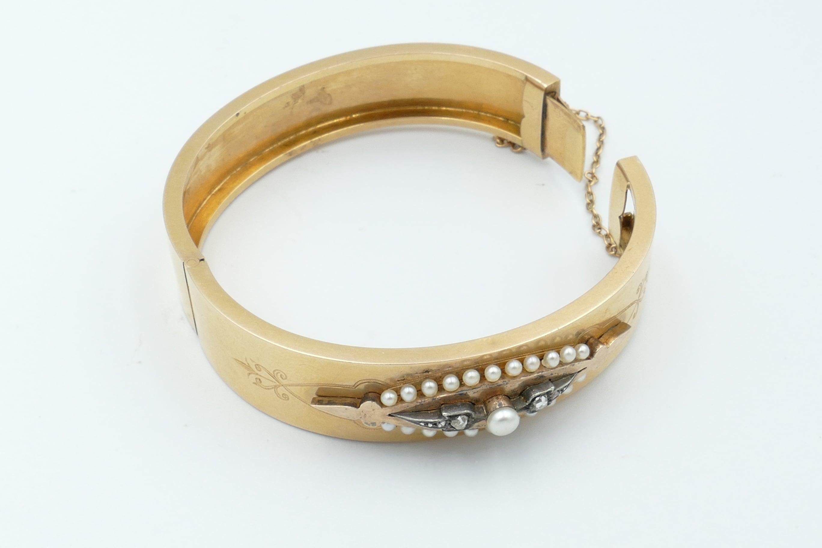 Victorian 18 Carat Rose/Yellow Gold Diamond and Pearl Hinged Bangle In Good Condition For Sale In Splitter's Creek, NSW