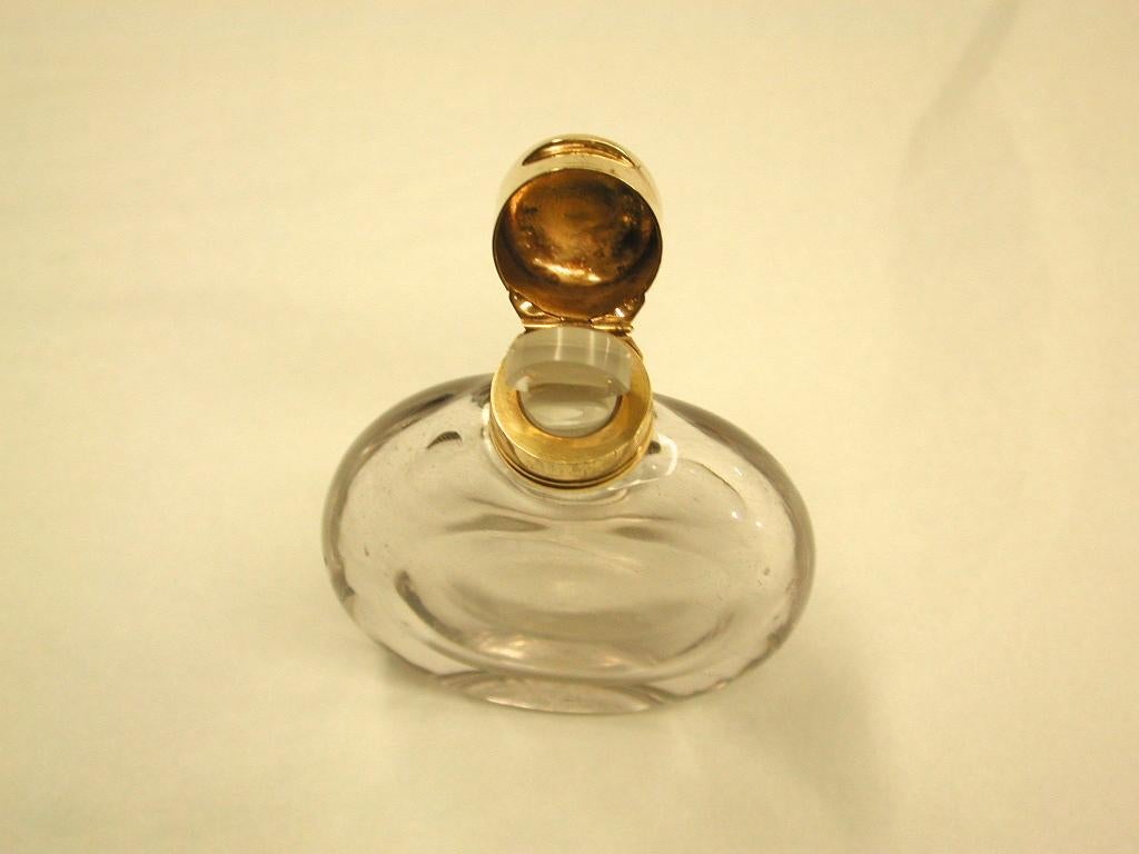 British Victorian 18-Carat Topped Glass Scent Bottle, Dated circa 1880 For Sale