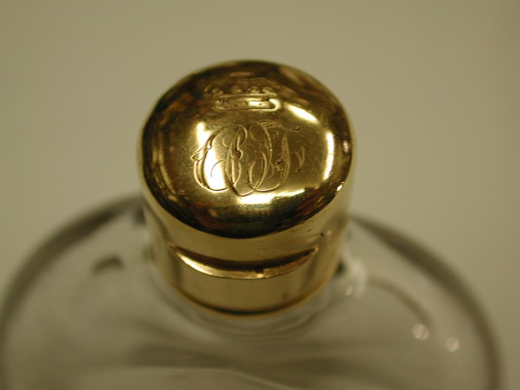 Britannique Bouteille à parfum victorienne en verre surmonté de 18 carats, datée d'environ 1880 en vente