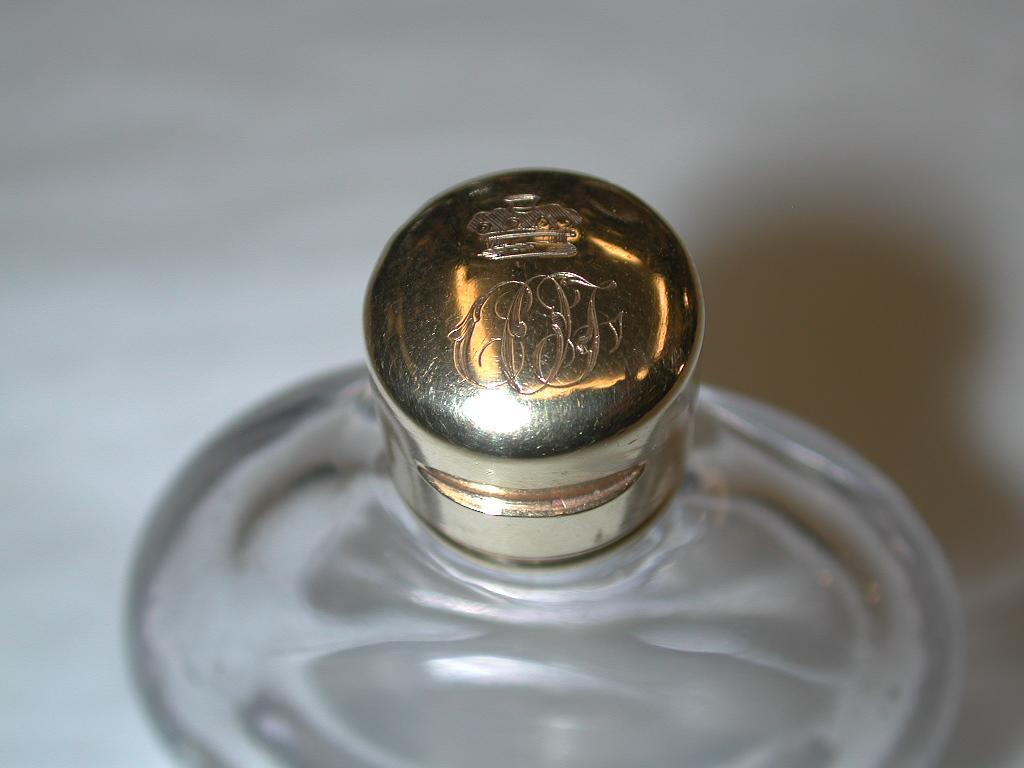 Late 19th Century Victorian 18-Carat Topped Glass Scent Bottle, Dated circa 1880 For Sale