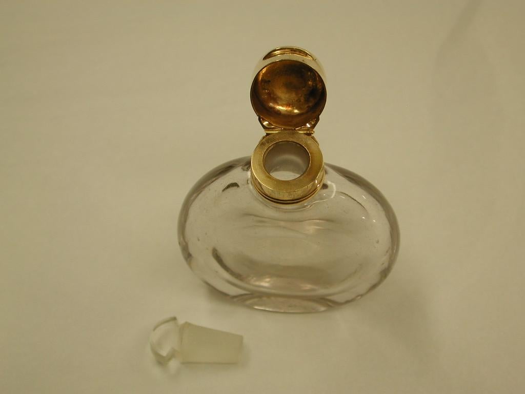 Gold Victorian 18-Carat Topped Glass Scent Bottle, Dated circa 1880 For Sale