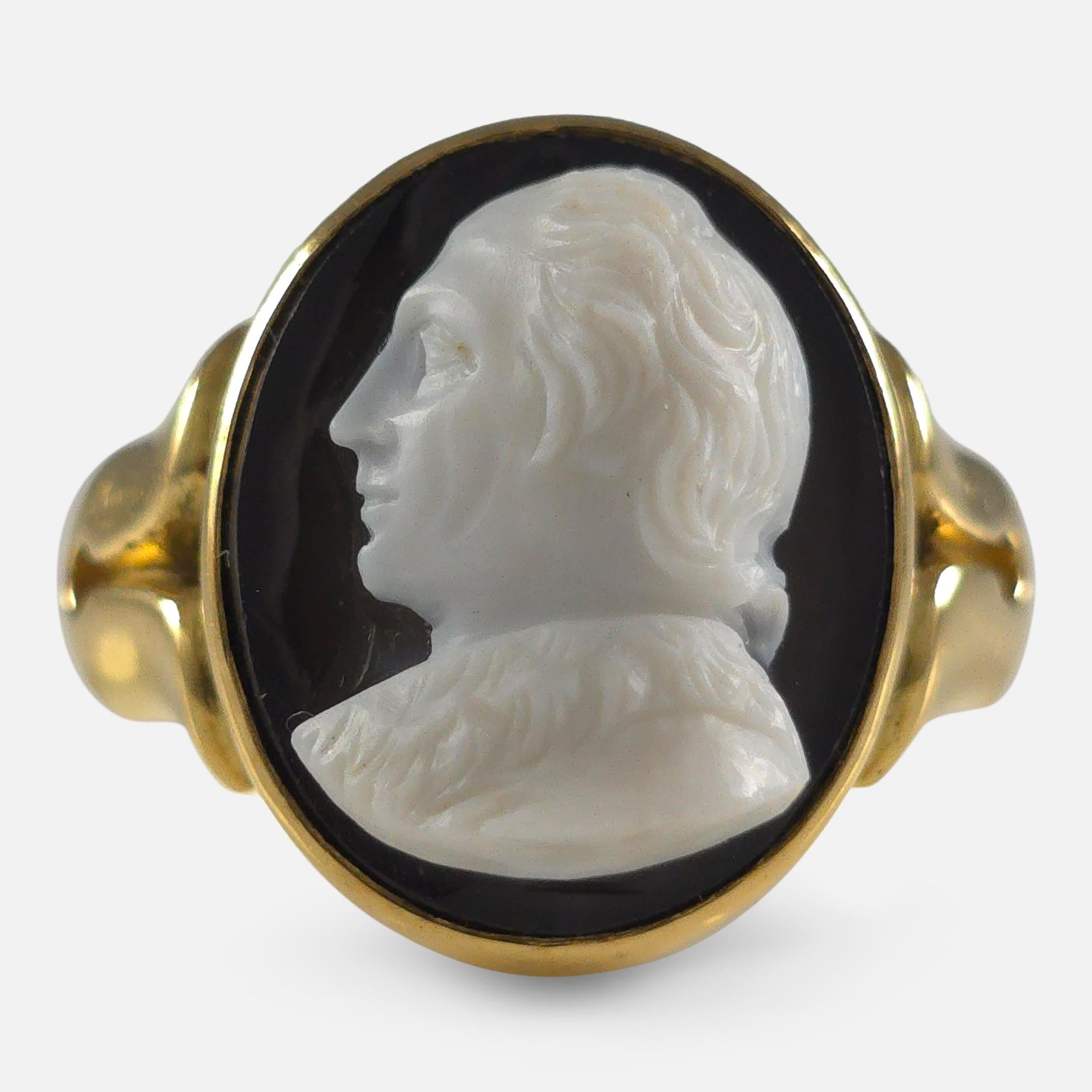 A Victorian oval onyx cameo ring set in 18ct yellow gold. The cameo, depicting the philosopher John Locke (1632-1704) is set in 18ct gold marked with Birmingham hallmarks, 1881.

• Period: Late 19th century.
• Measurement: UK ring size N 1/2