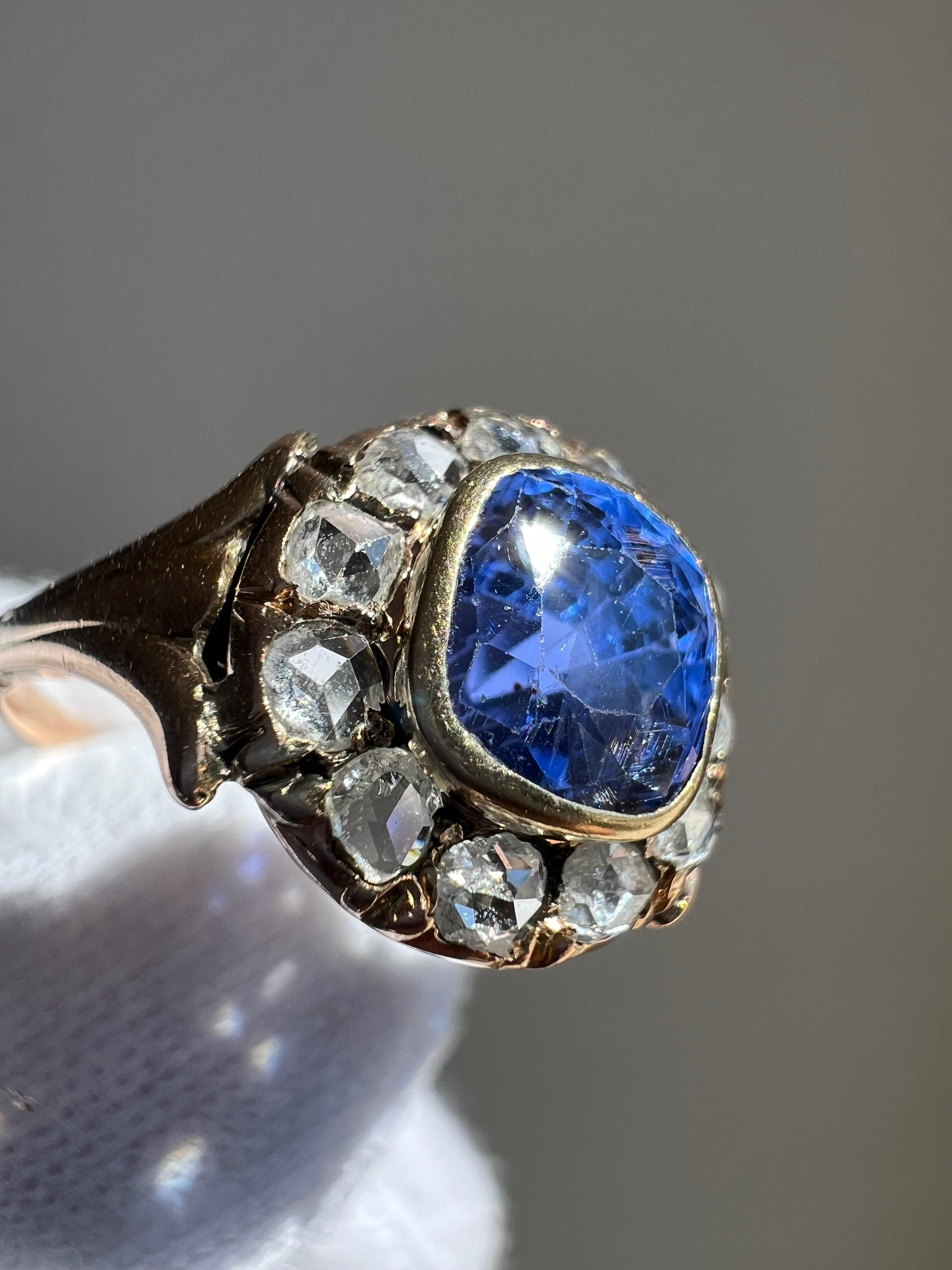 Dieser Ring ist ein fantastisches Beispiel für viktorianischen Schmuck. Sie wurde wahrscheinlich in den 1850er Jahren in Frankreich hergestellt. Es gibt eine französische Eulenpunze, die sowohl als Importpunze als auch als 