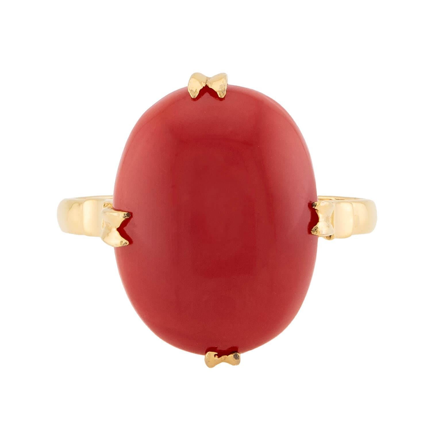 Un delizioso anello di corallo di epoca vittoriana (ca. 1880)! Questo bellissimo anello è realizzato in oro giallo 18 carati e presenta un corallo cabochon di forma ovale. Il cabochon è incastonato in una montatura a quattro punte e mostra