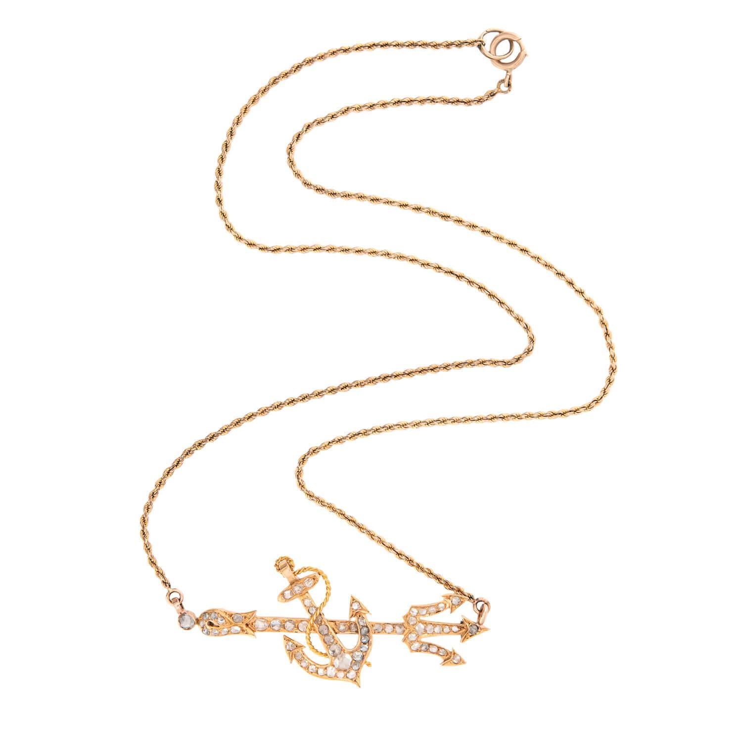 Un fabuleux collier nautique de l'époque victorienne (vers 1880) ! Réalisé en or jaune vibrant 18k, ce collier substantiel présente une ancre juxtaposée à un trident. L'ancre et le trident sont tous deux incrustés de diamants taillés en rose, qui