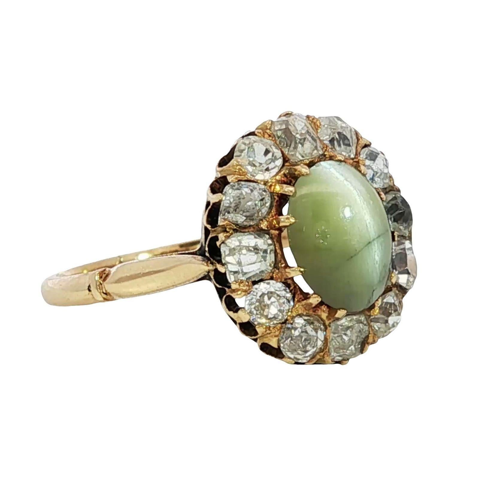 Anello vittoriano a grappolo di diamanti 18 carati con occhio di gatto e crisoberillo in oro giallo ~2,26ctw

Questo squisito anello presenta al centro un occhio di gatto con taglio cabochon da 1,3 carati, che offre un punto focale unico e