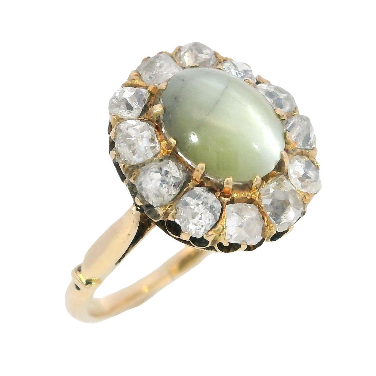 Cabochon Anello vittoriano a grappolo di diamanti 18 carati con occhio di gatto e crisoberillo in oro giallo ~2,26ctw in vendita