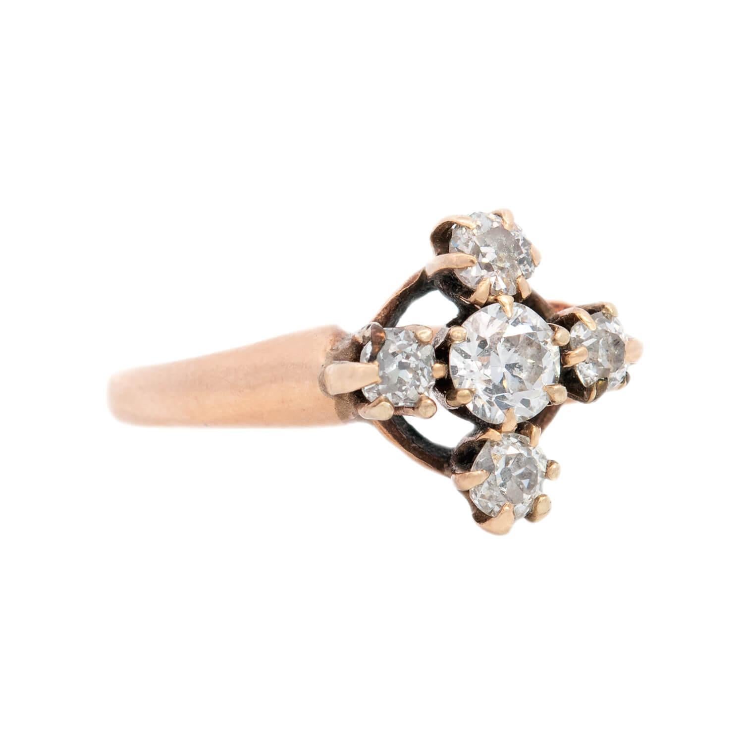 Un delizioso anello di diamanti di epoca vittoriana (ca. 1880)! Realizzato in oro giallo 18 carati, questo anello presenta un motivo a croce al centro, formato da cinque diamanti taglio mina incastonati in una montatura a sei punte. I diamanti hanno