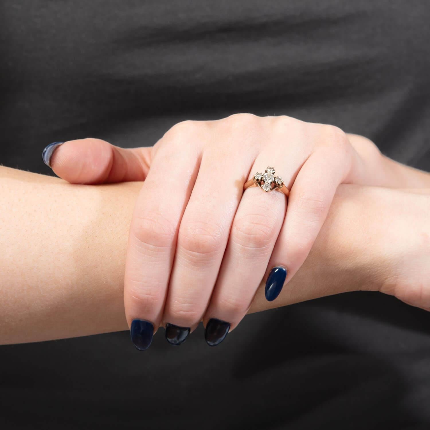 Anello vittoriano con motivo a croce in diamanti 18k in vendita 1