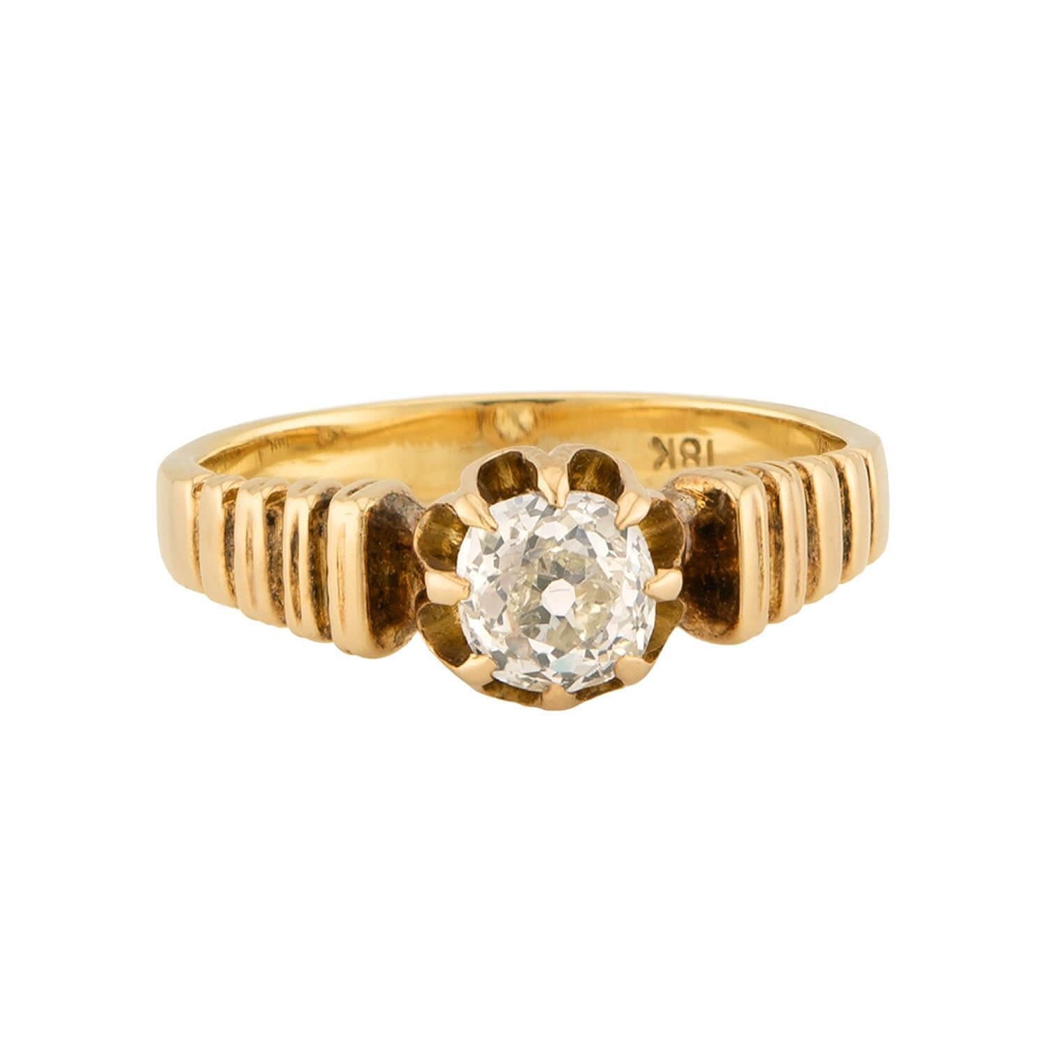 Ein wunderschöner diamantener Verlobungsring aus der viktorianischen Ära (ca. 1880er Jahre)! Dieser Ring aus 18 Karat Gelbgold ist mit einem Solitärdiamanten im Minenschliff versehen. Der Diamant ist in einer Acht-Zacken-Fassung gefasst und hat ein