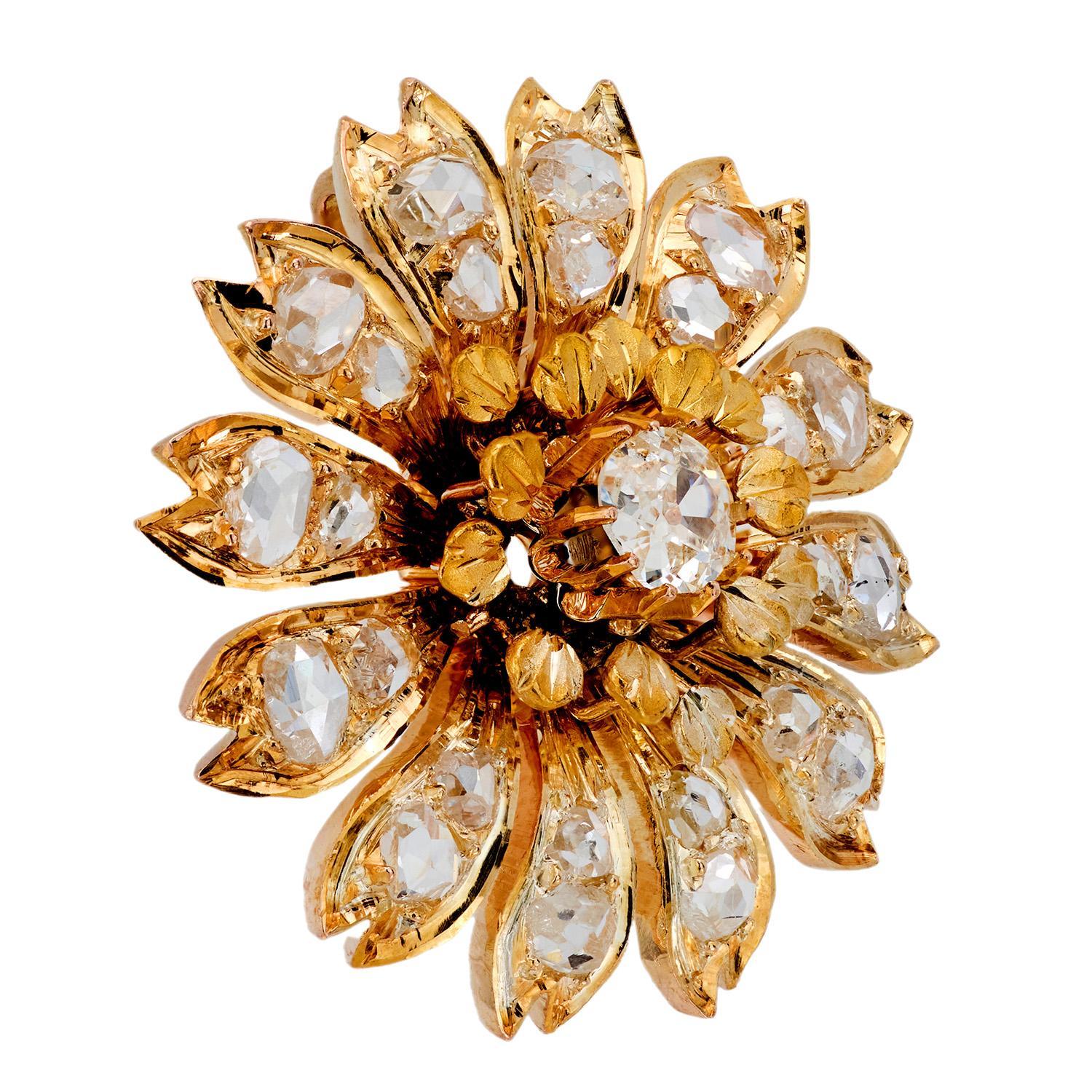 Un delizioso ciondolo a forma di fiore di diamante di epoca vittoriana (ca. 1880)! Realizzato in vibrante oro giallo 18 carati, questo pendente a forma di motivo floreale è impreziosito da diamanti. Il centro del ciondolo è caratterizzato da un